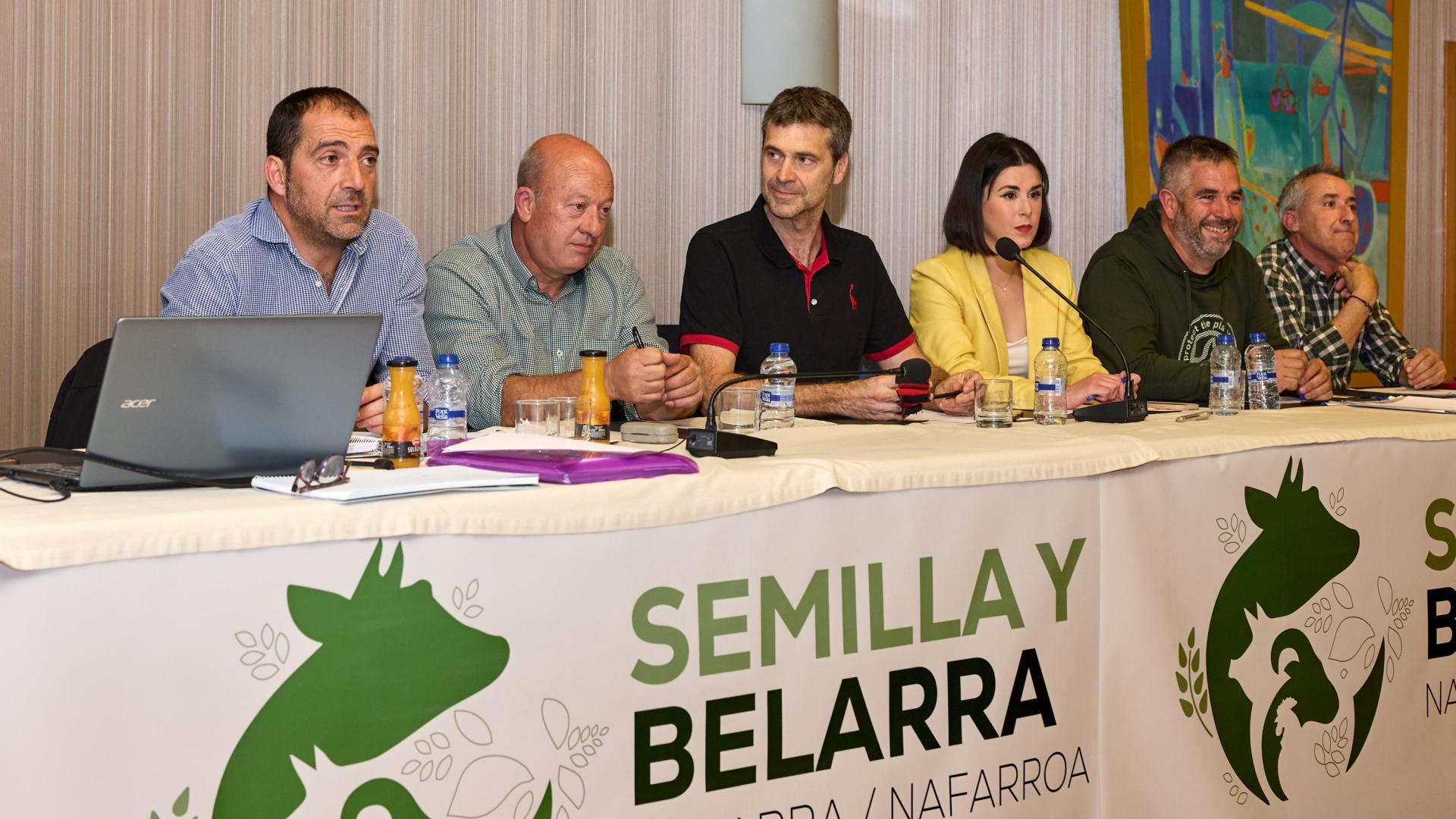 Fran Caso se dirige a los asistentes a la asamblea rodeado de varios de los miembros de la nueva junta.
