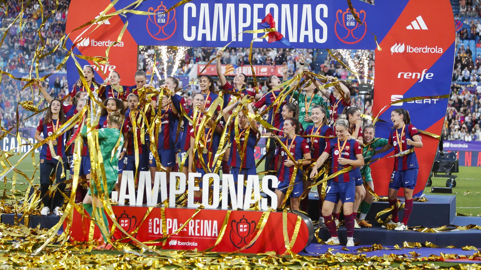 Las jugadoras del F.C. Barcelona festejan la consecución del título copero