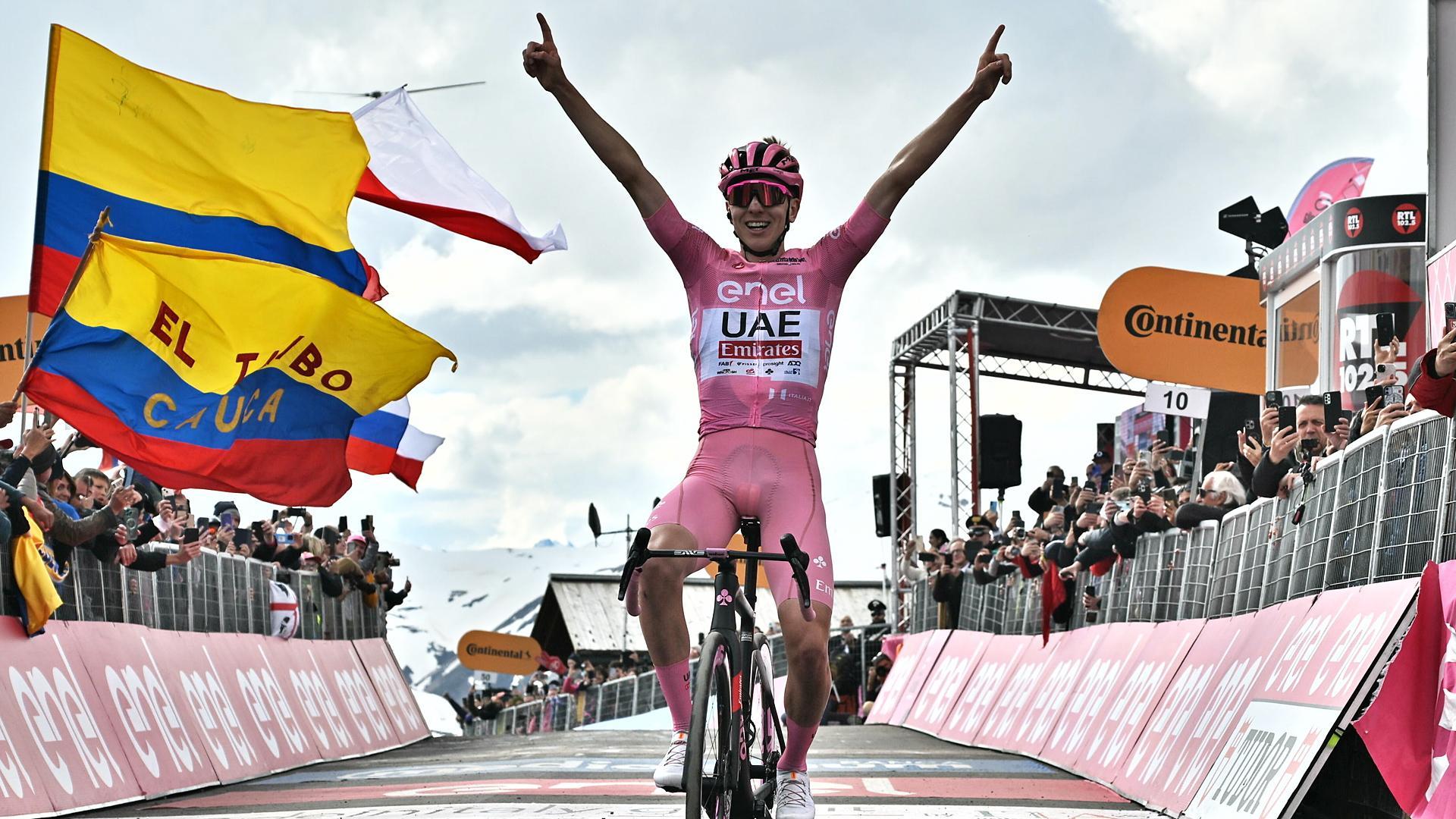 Pogacar celebra el triunfo en la cumbre de Livigno
