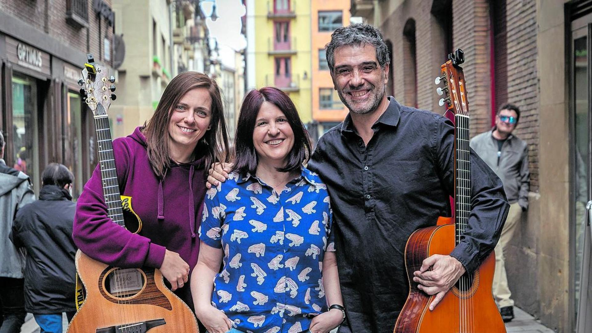 Regina Salcedo, entre los músicos Mada d'Oliveira y Jokin Zabalza, este jueves cuando presentó el nuevo poemario en la librería Ménades de Pamplona