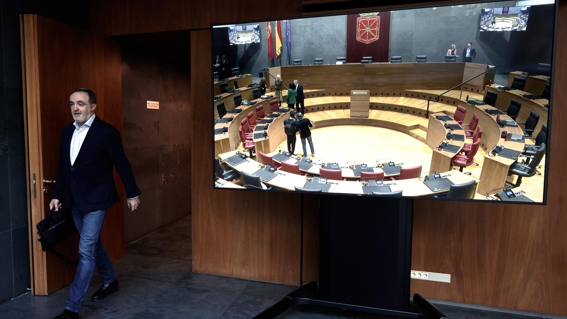 El portavoz del grupo parlamentario de UPN, Javier Esparza, en el atrio del Parlamento