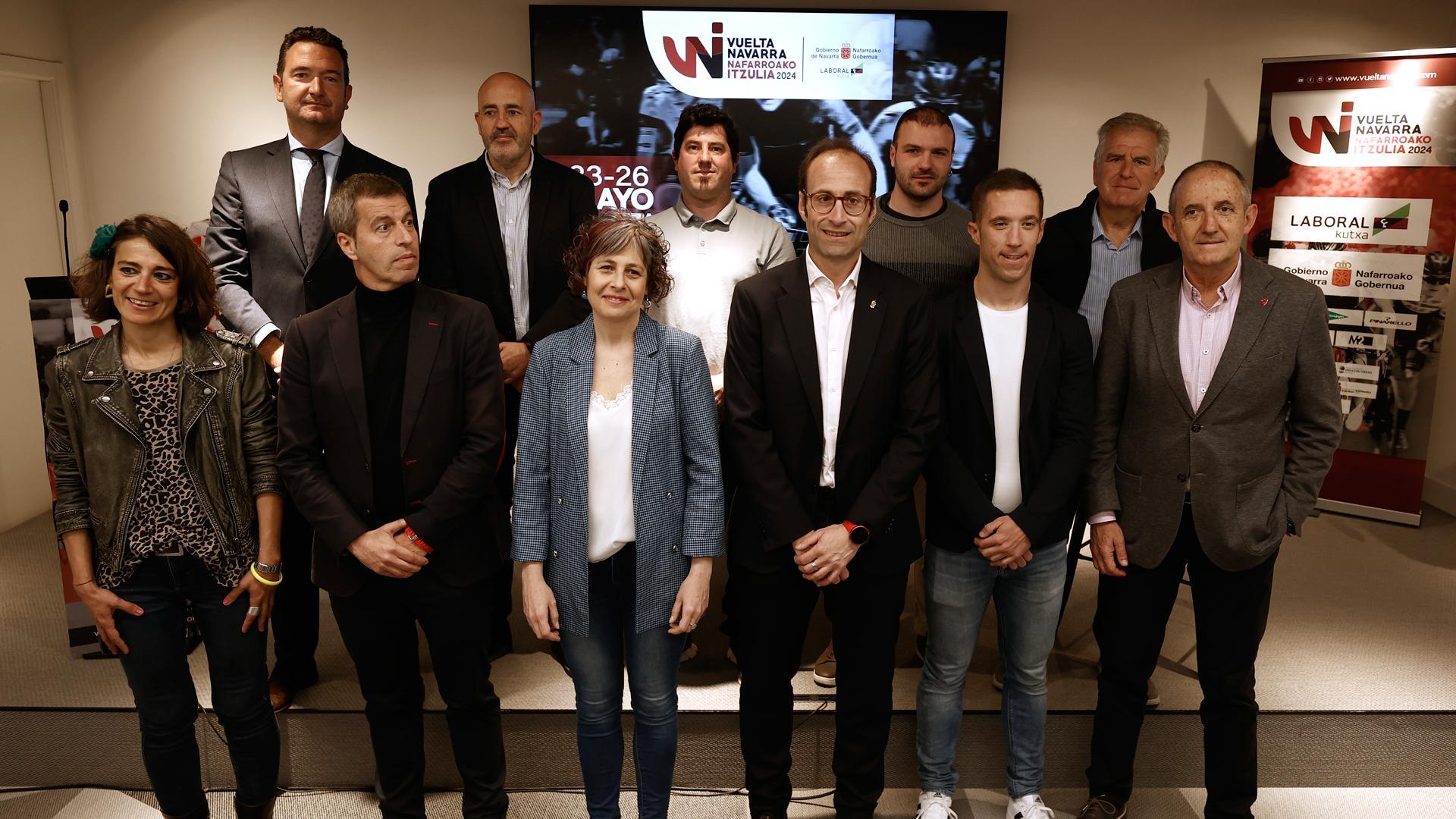 La consejera de Cultura, Deporte y Turismo, Rebeca Esnaola (3i), participa en el acto de presentación de la Vuelta Navarra 2024, competición ciclista amateur que se disputará entre los días 23 y 26 de mayo
