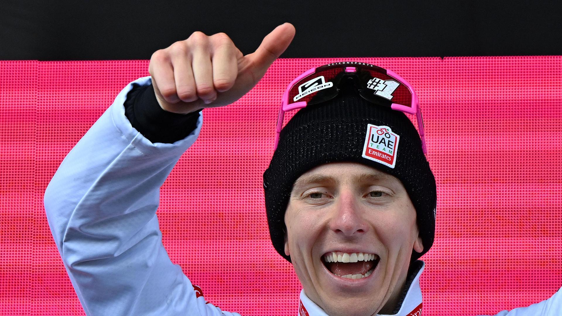 Pogacar celebra la victoria en la 15ª etapa del Giro de Italia 2024