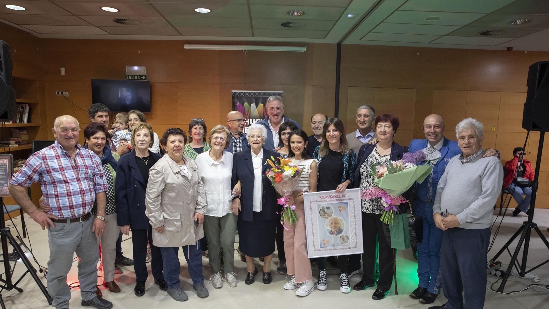 Magdalena Pérez de Albéniz, rodeada por su familia, por el alcalde y por Chuchín Ibáñez