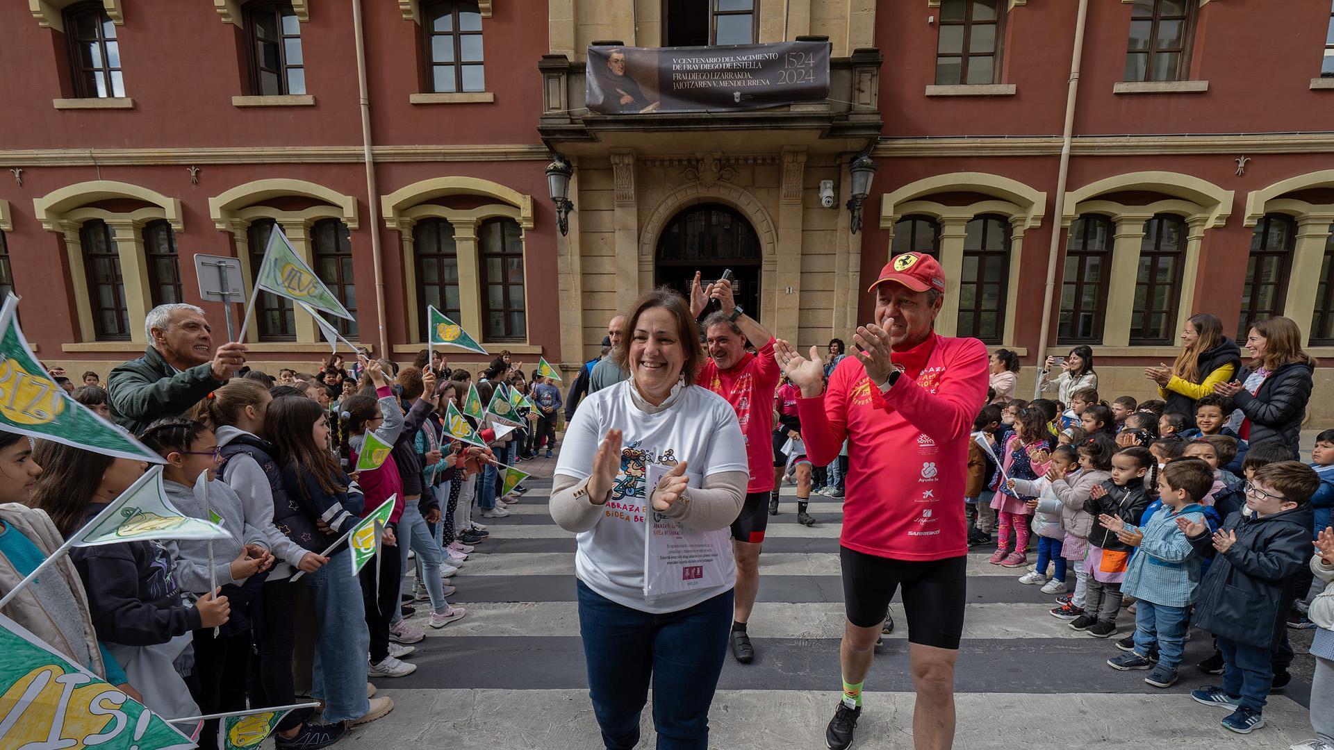 La alcaldesa, Marta Ruiz de Alda, junto a Francisco Carcavilla y otros compañeros de expedición, reciben el aplauso de los pequeños