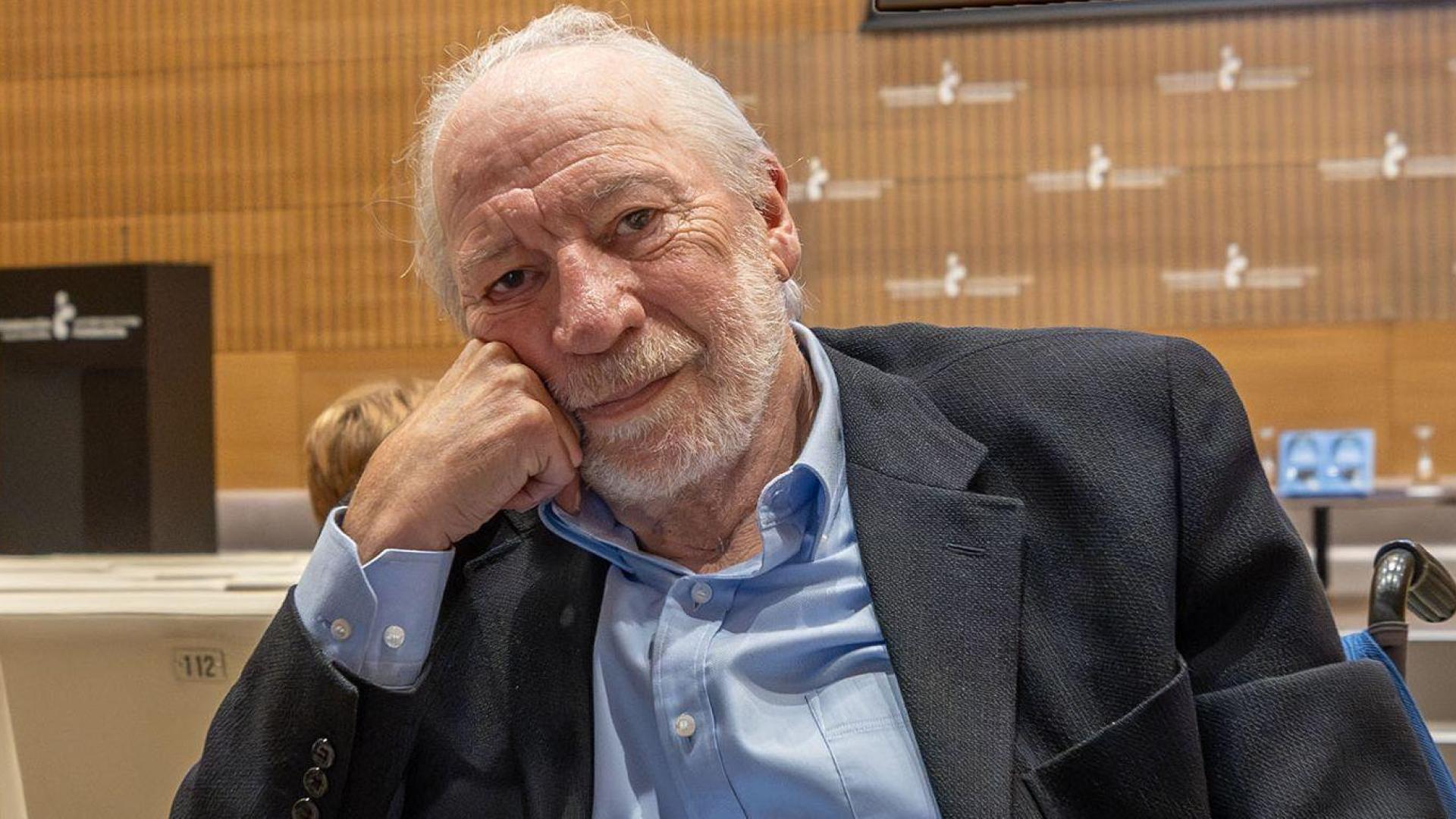 Luis Arbea posa para esta entrevista en Civican, donde tuvo lugar la presentación de su último libro.