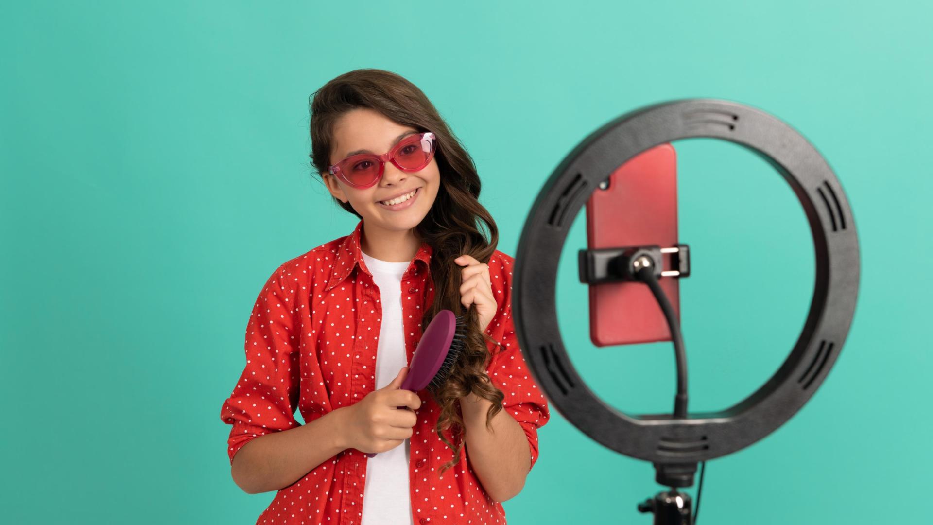 Una niña influencer genera un video