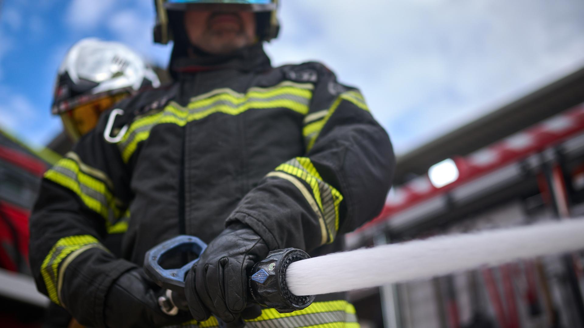 Imagen de archivo de un bombero en sus labores de extinción
