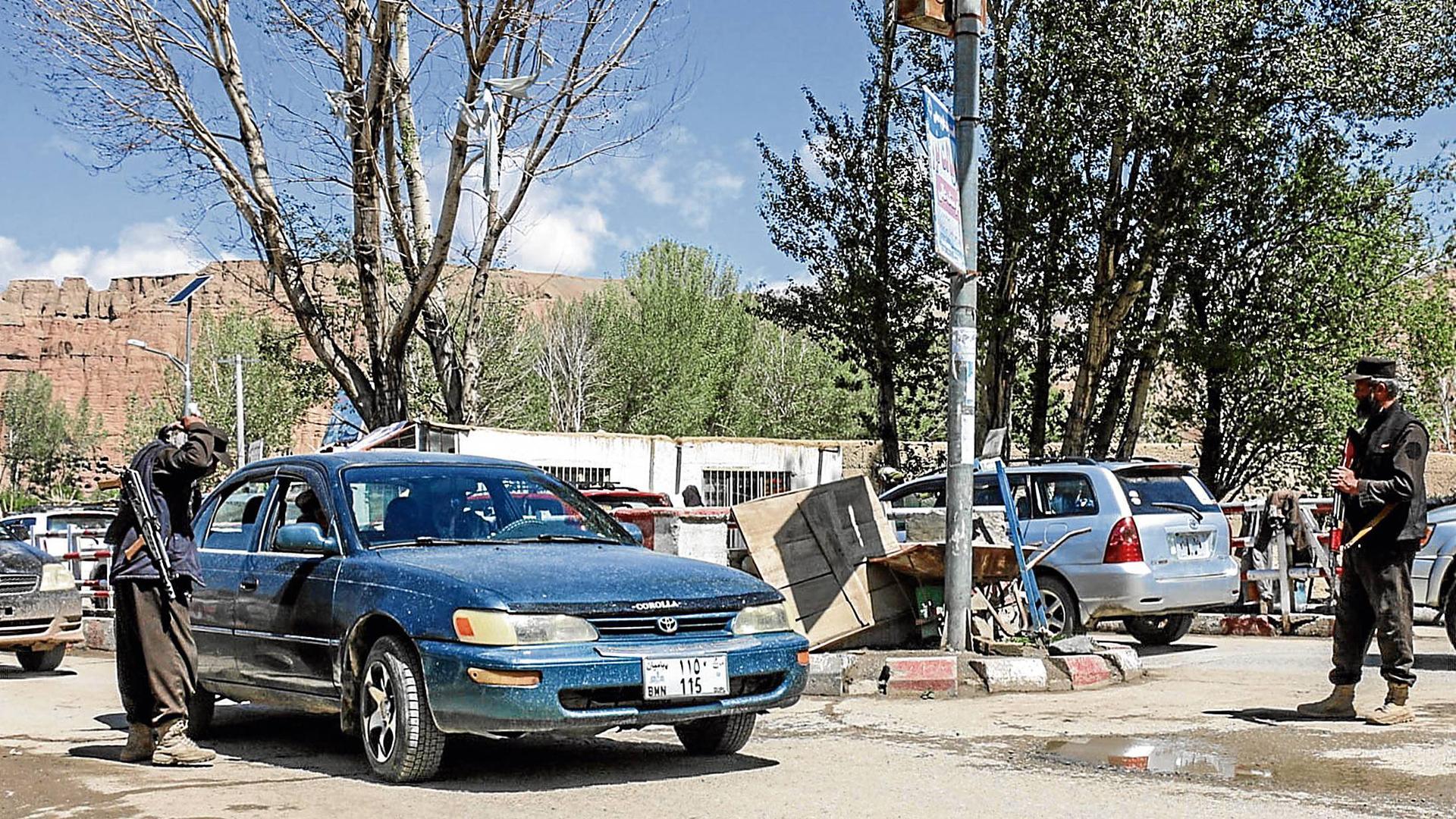 Puesto de seguridad a la entrada de la carretera que conduce a las ruinas de una estatua de Buda de 1.500 años de antigüedad en Bamiyán, Afganistán