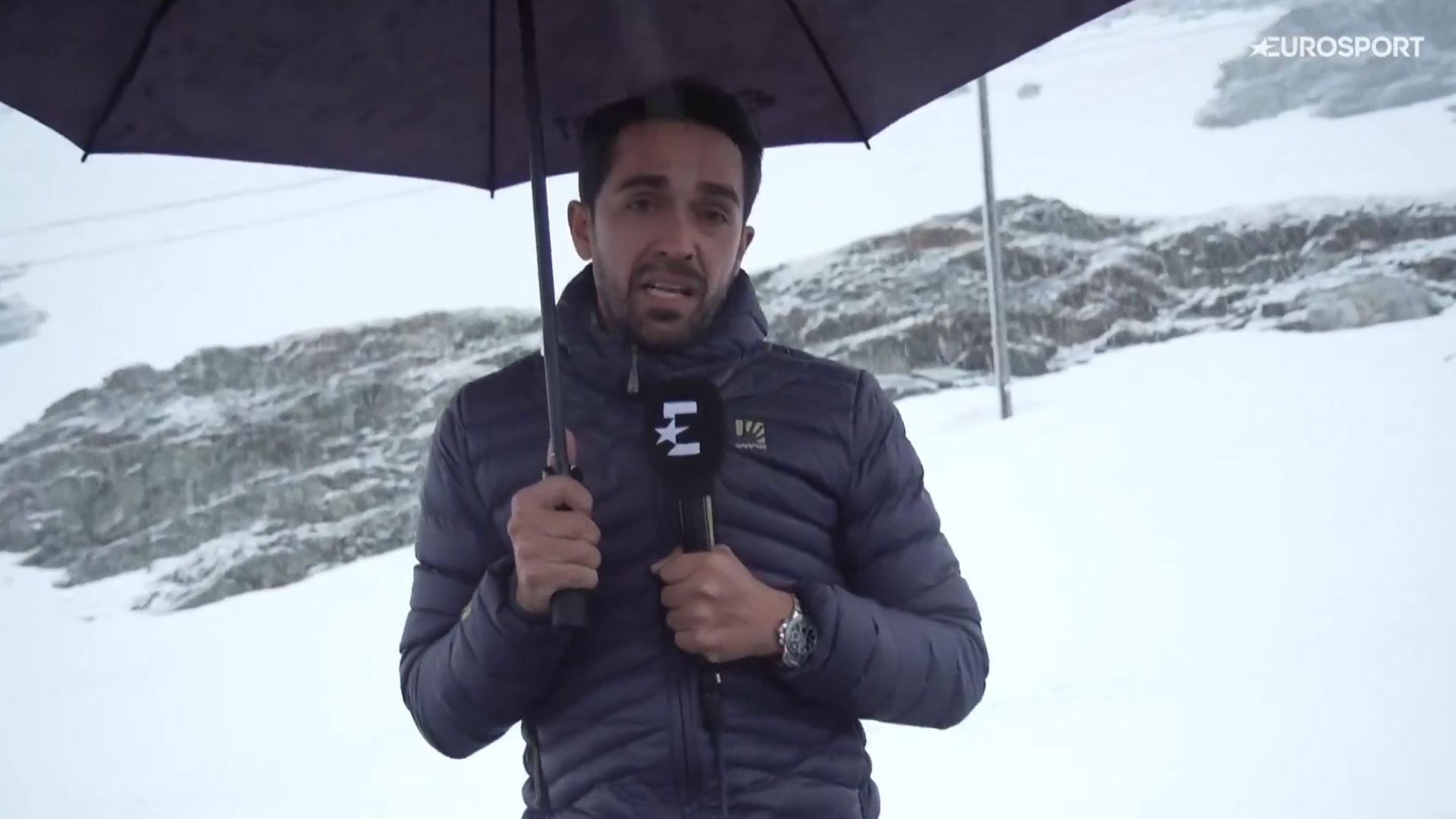 El exciclista Alberto Contador realiza una conexión para el canal Eurosport bajo una intensa nevada antes de la salida de la etapa del Giro de este martes