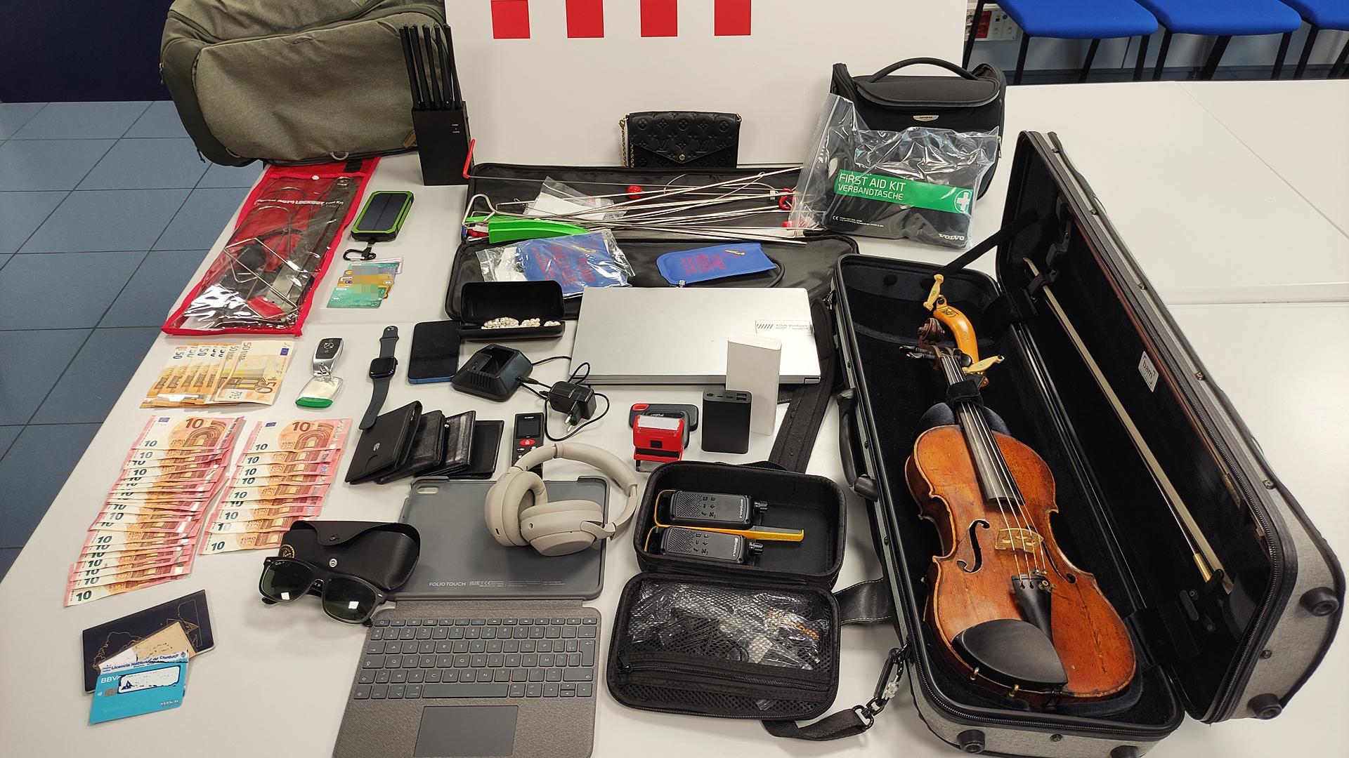 Objetos presuntamente robados de vehículos por los dos detenidos, entre los que figura un violín del siglo XVIII valorado en 22.000 euros
MOSSOS D'ESQUADRA
21/05/2024