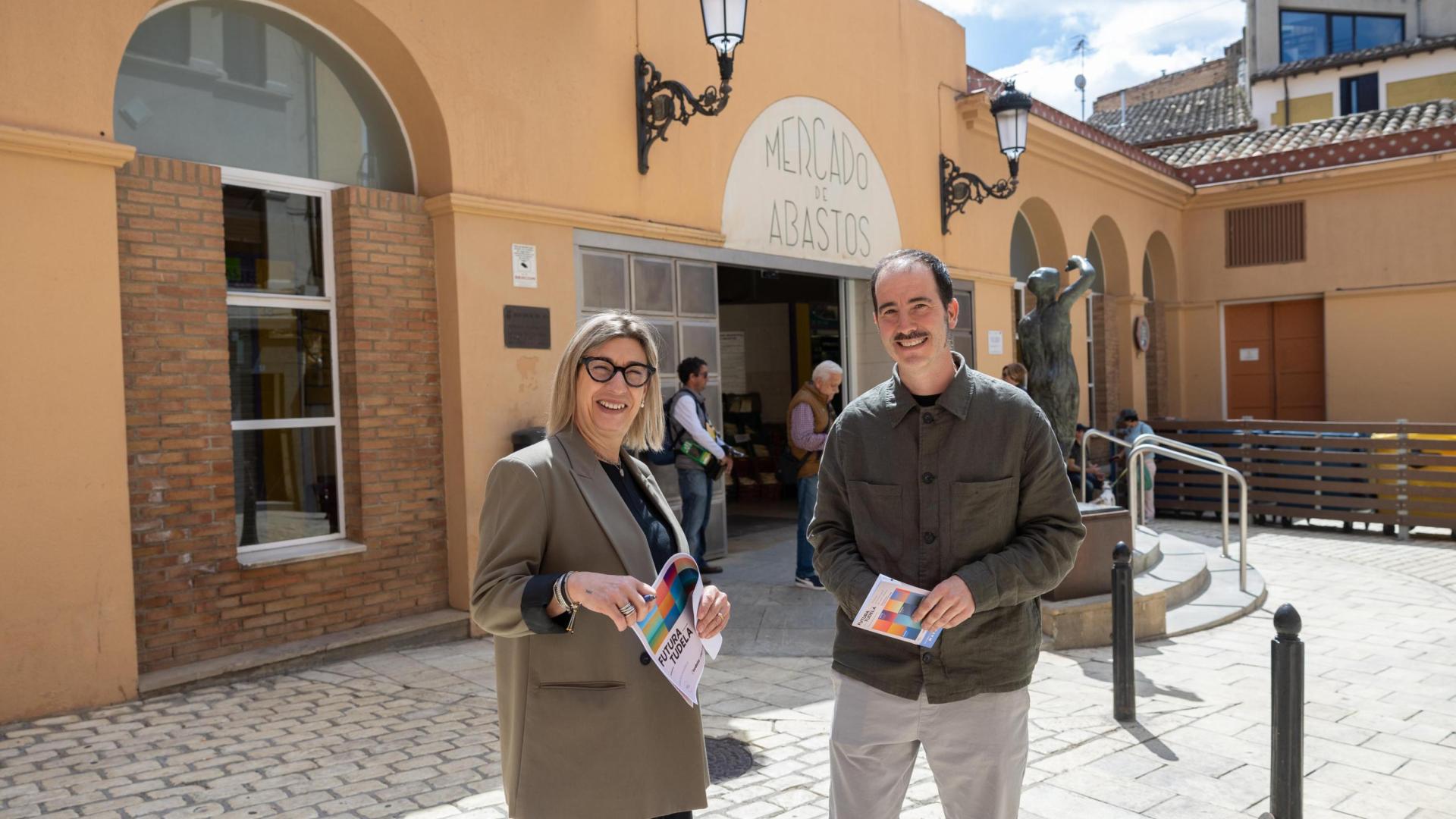 Icíar Les y Alfredo Martínez, ante la fachada del Mercado de Abastos de Tudela, donde el dúo Mots plasmará su mural