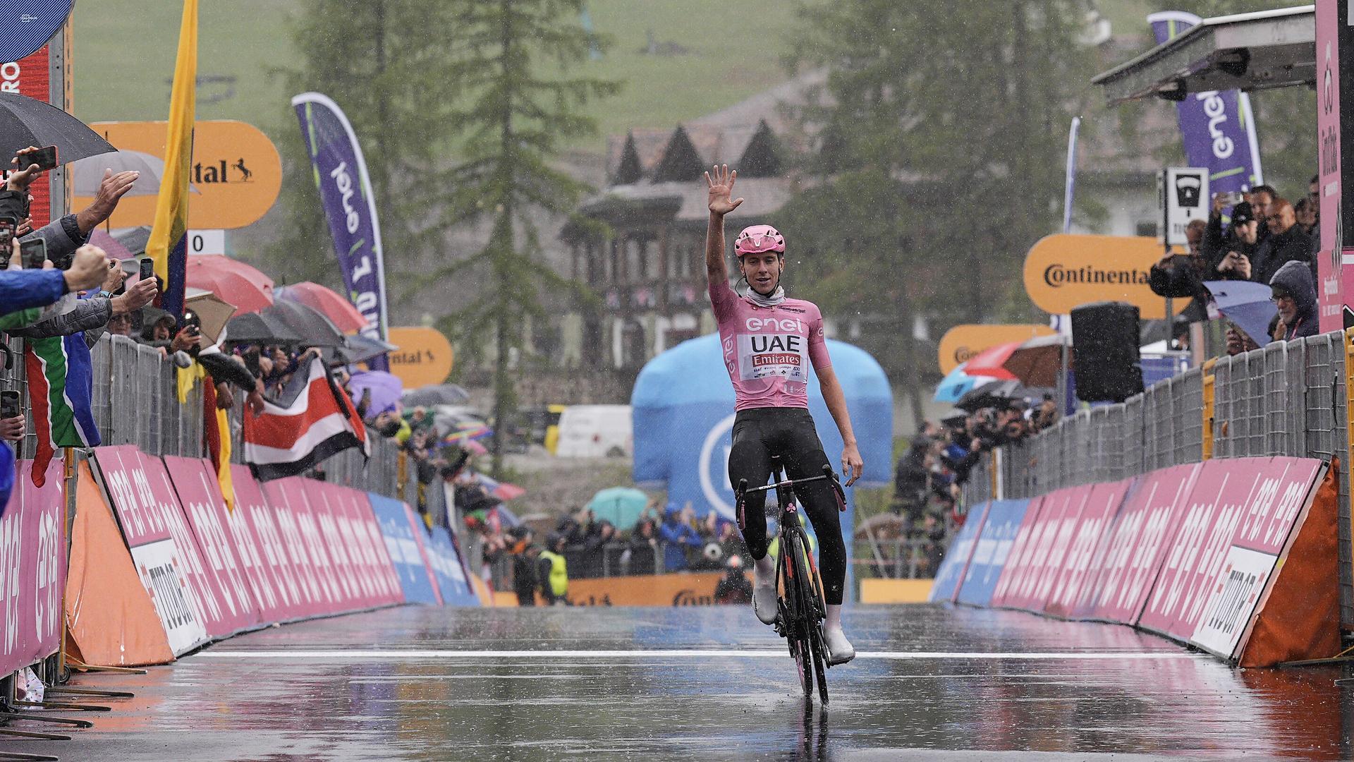 El ciclista esloveno Tadej Pogacar sigue imparable en el Giro de Italia tras ganar la neutralizada por mal tiempo decimosexta etapa, finalmente disputada entre Laas y Santa Cristina Valgardena (Monte Pana)