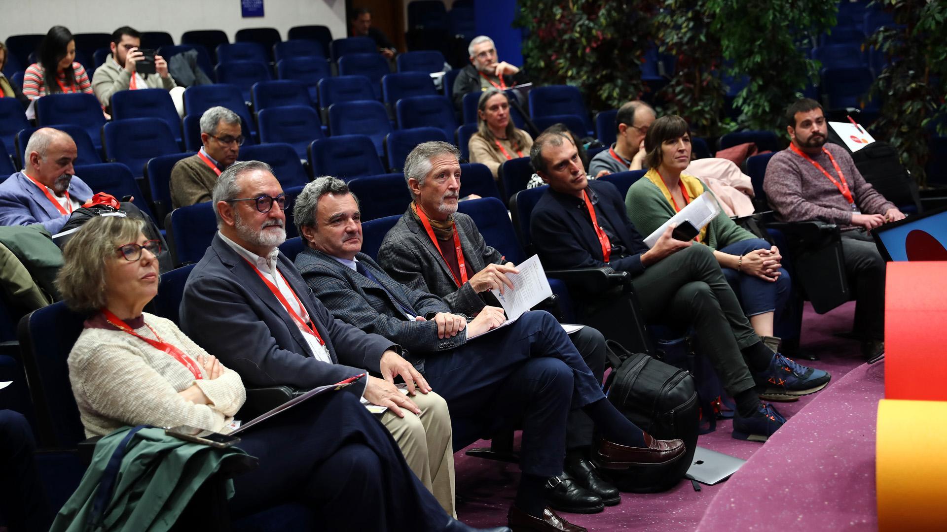 De izquierda a derecha, la vicepresidenta del Consejo General de Colegios Oficiales de Médicos, Rosa Arroyo; el Director del ‘III Foro Cambio Climático y Salud Global’ del Colegio de Médicos de Navarra, Manuel Cires; el presidente del Colegio de Médicos de Navarra, Rafael Teijeira; el profesor de Investigación del CSIC, Fernando Valladares; el antiguo delegado de la Aemet en Navarra, Peio Oria; la Técnica Superior de Salud Pública, Estrella Miqueleiz; y el técnico de Coordinación y Responsable de Comunicación del Proyecto Life-IP NAdapta, Miguel Ángel González