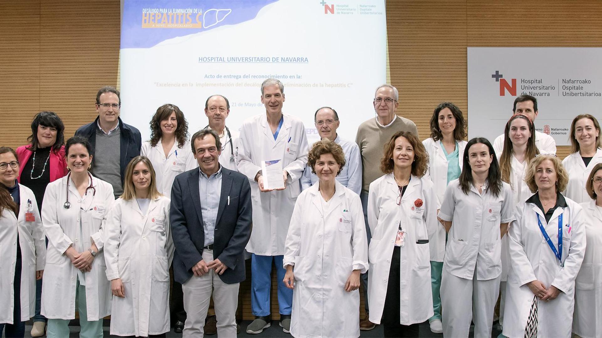 Representantes del HUN e ISPLN implicados en las medidas para la eliminación del virus de la hepatitis C y de la AEEH, además de participantes en el grupo inicial para la eliminación del VHC