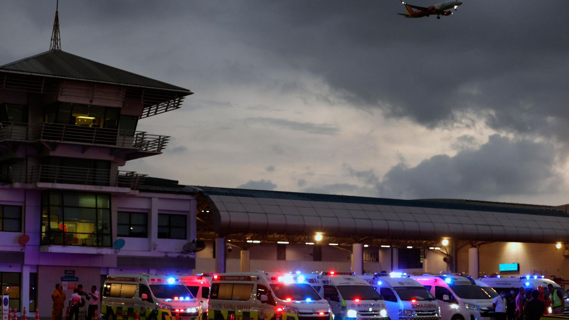 Ambulancias esperan en el aeropuerto de Bangkok para trasladar a los heridos por las fuertes turbulencias que sufrió un vuelo que viajaba de Londres a Singapur
