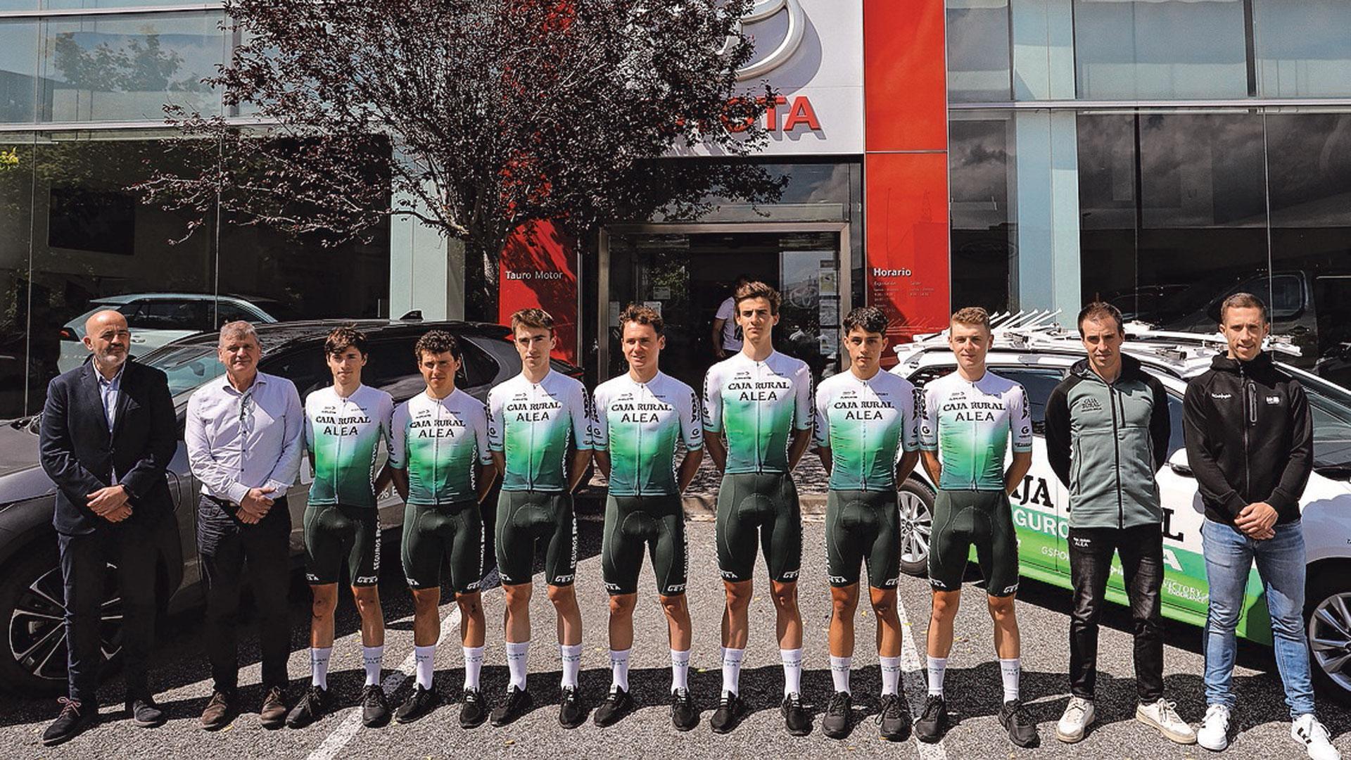 El equipo Caja Rural-Alea, ayer en la sede de Toyota-Tauromotor