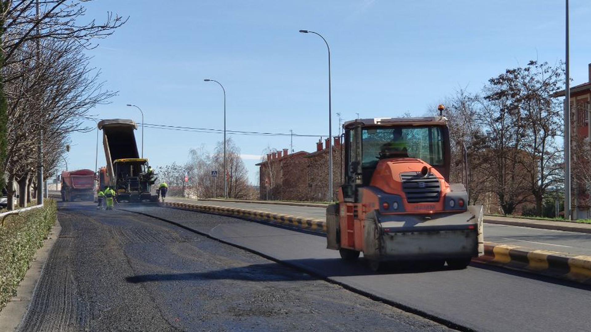 Obras de mejora del asfalto realizadas en la N-111 en Viana