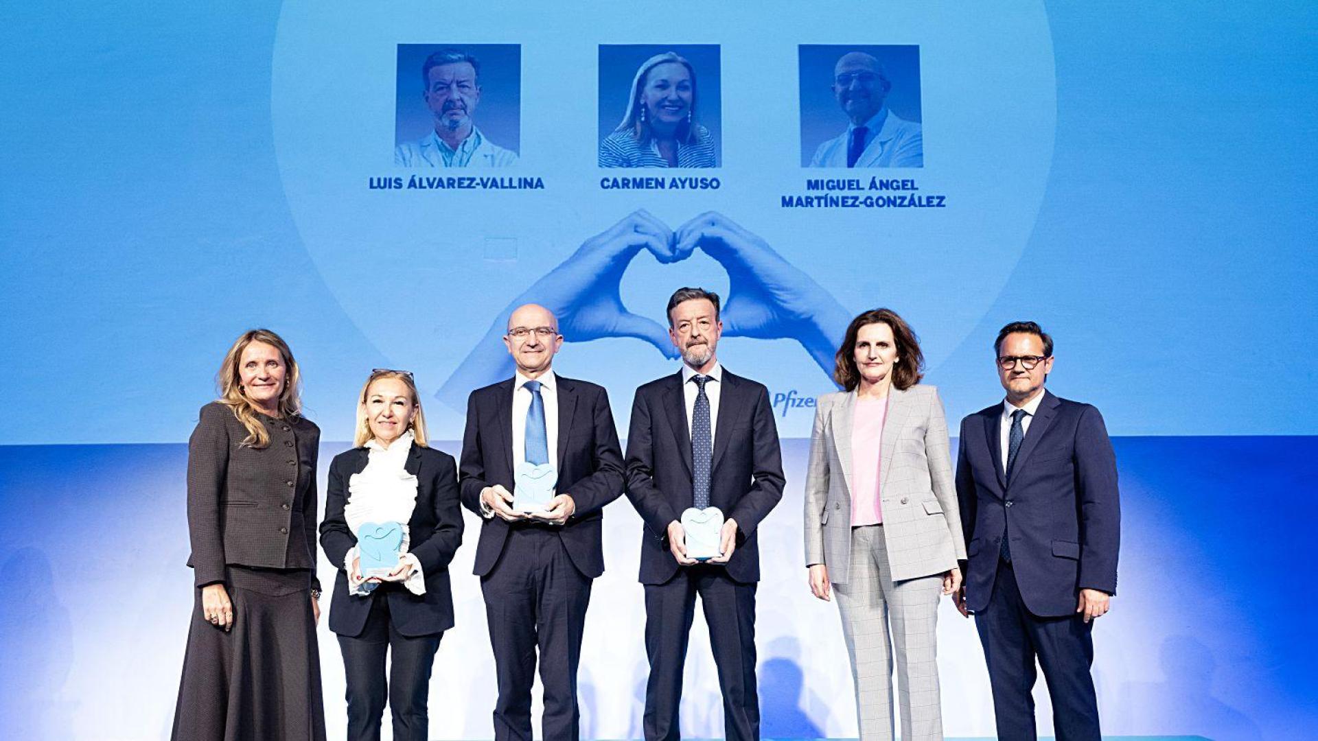 De izquierda a derecha, Rosario Serrano (Unidad Editorial); los científicos premiados Carmen Ayuso, jefa de Servicio de Genética de la FDJ; Miguel Ángel Martínez González, catedrático de Salud Pública en la Universidad de Navarra, y Luis Álvarez-Vallina, jefe de la Unidad de Inmunoterapia del Hospital 12 de Octubre de Madrid; Laura Múgica (Unidad Editorial) y Daniel Aparicio (Unidad Editorial).