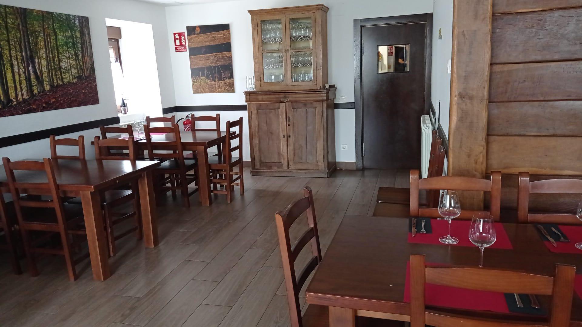 La Posada está situada en el número 31 de la céntrica calle de Santa Cruz de Lantz.