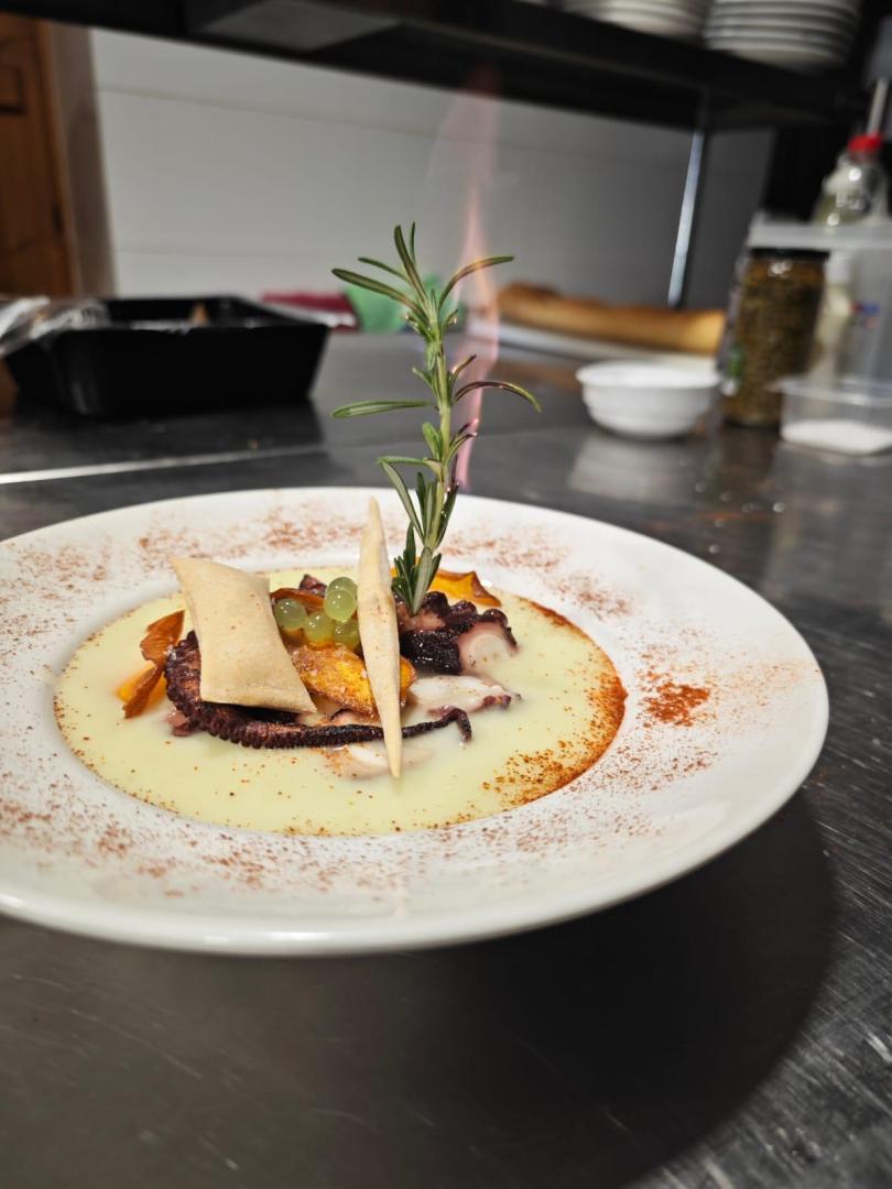 Este pulpo a la brasa sobre crema parmentier es una de las recetas que se pueden disfrutar en la Posada de Lantz.