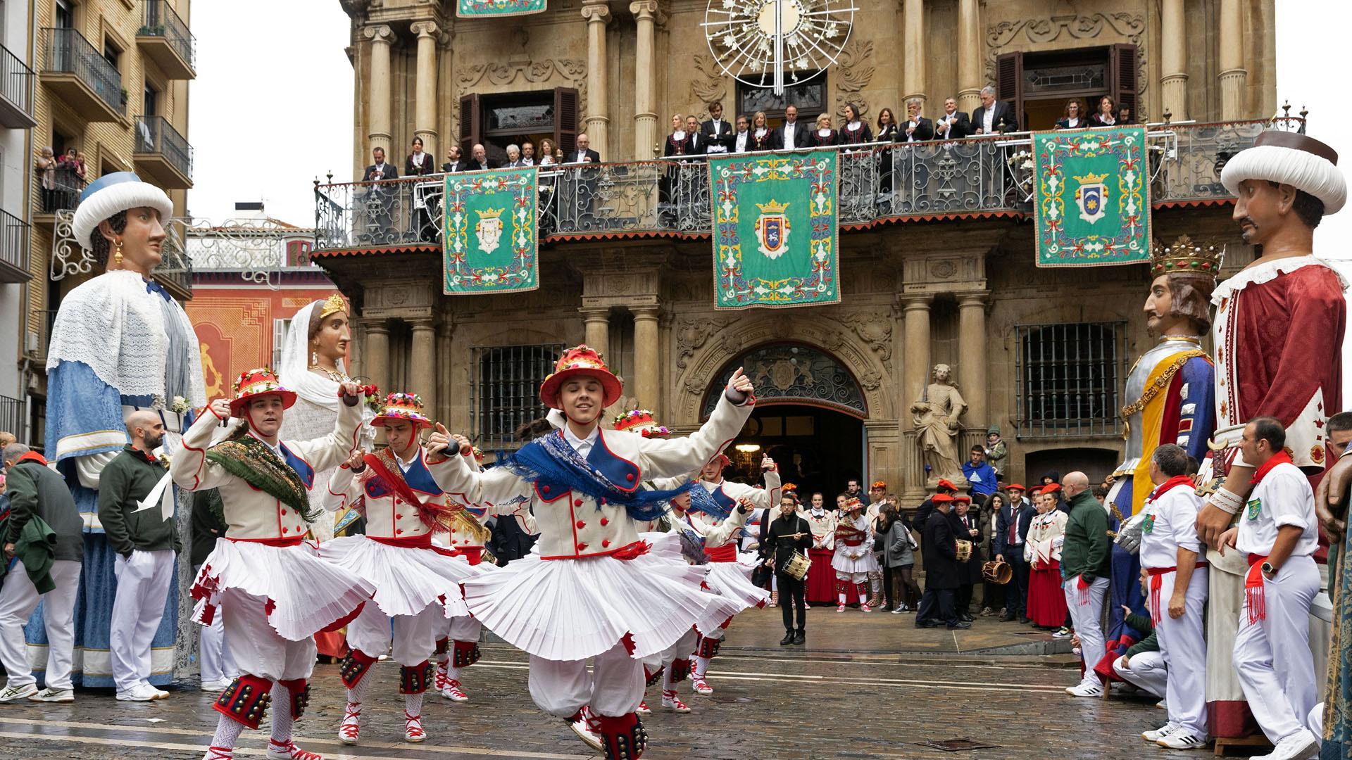 Dantzaris de Duguna bailan en la plaza del Ayuntamiento el día de San Saturnino