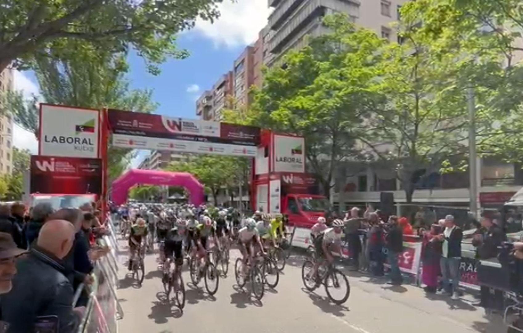 Vídeo de la salida de la primera etapa de la 61ª edición de la Vuelta a Navarra en la avenida Sancho el Fuerte de Pamplona. Esta etapa, de 161 kilómetros, finalizará también en la capital navarra hacia las 17.30 y las 17.45 horas, según el viento.