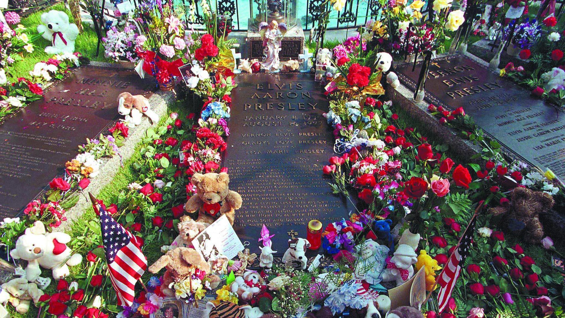 Flores en la tumba de Elvis Presley en Graceland