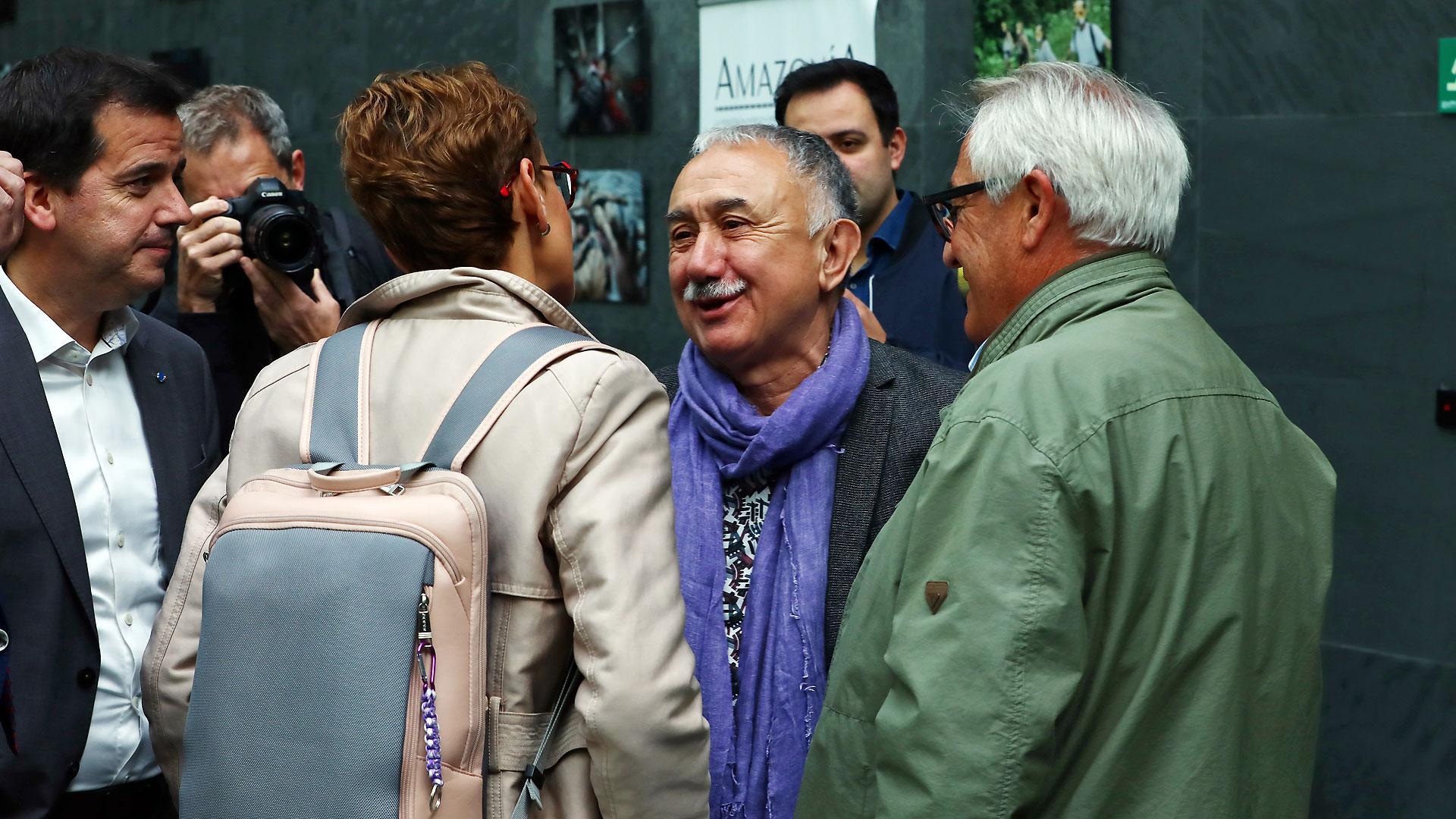 El secretario general de UGT, Pepe Álvarez, conversa con la presidenta del Gobierno foral, María Chivite, este jueves antes del pleno del Parlamento de Navarra