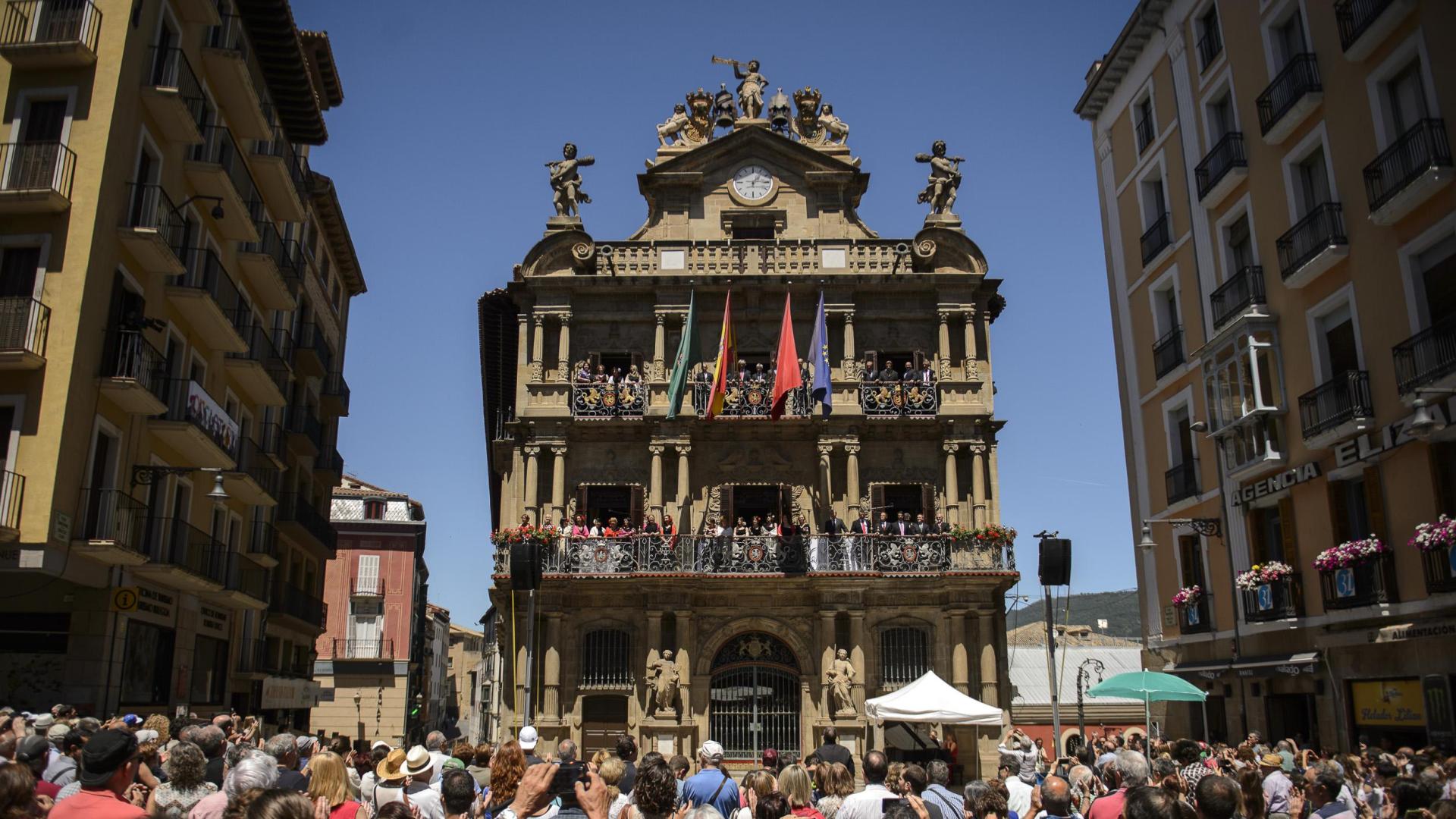 AGAO celebra el Día de la Ópera cantando el sábado desde los balcones del Ayuntamiento de Pamplona.