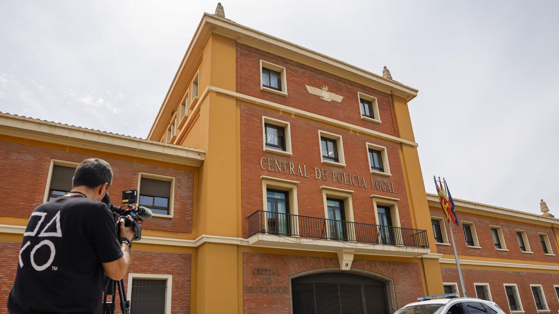 Vista general de las dependencias centrales de la Policía Local de Valencia donde se ha entregado el conductor del vehículo que atropelló a un niño de 8 años
