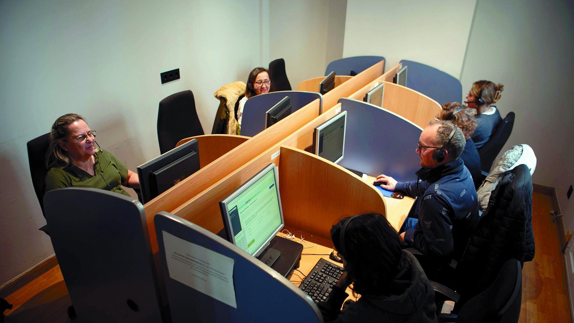 Trabajadores de una empresa de Madrid en el departamento de 'call center'