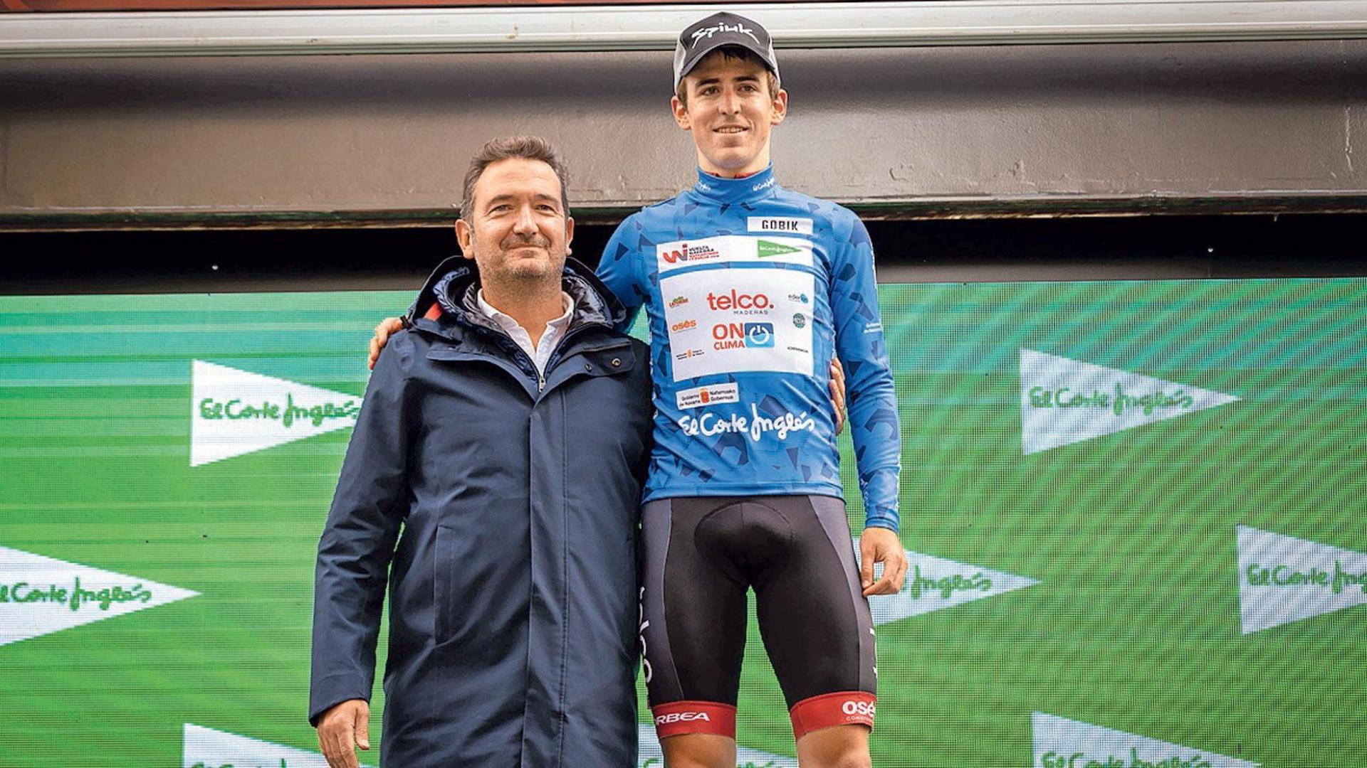 Ailetz Lasa (Telcom) recibió el maillot de mejor navarro de la mano de Miguel Bados, de El Corte Inglés
