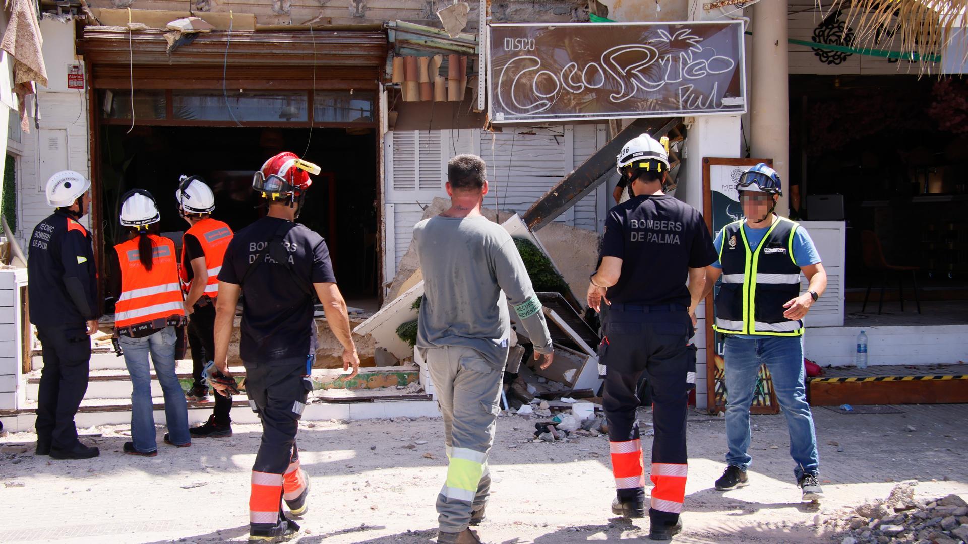 Unos bomberos trabajan en las labores de desescombro después del derrumbe de la terraza de un restaurante de la Playa de Palma, este viernes