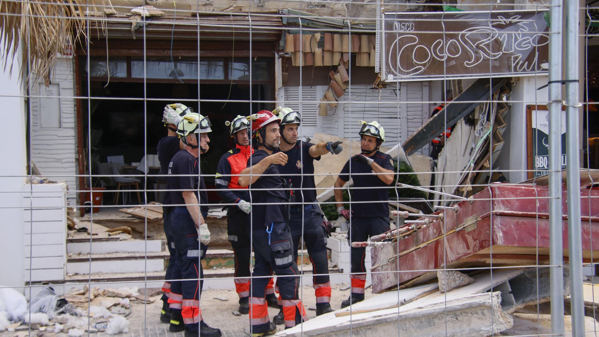 Bomberos, junto al restaurante de la Playa de Palma cuya terraza se derrumbó la noche de este jueves y causó 4 muertos