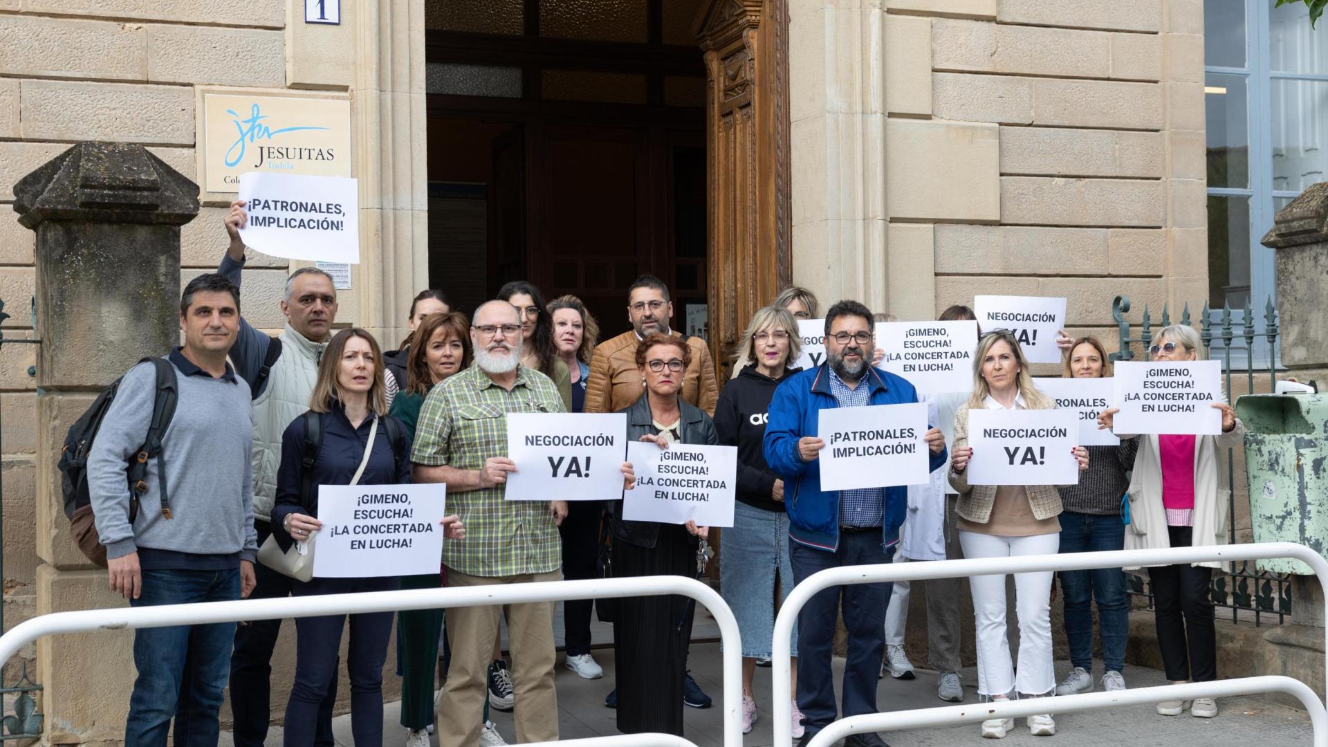 Imagen de algunos d elos profesores de Jesuitas Tudela que se concentraron este viernes en la puerta del colegio