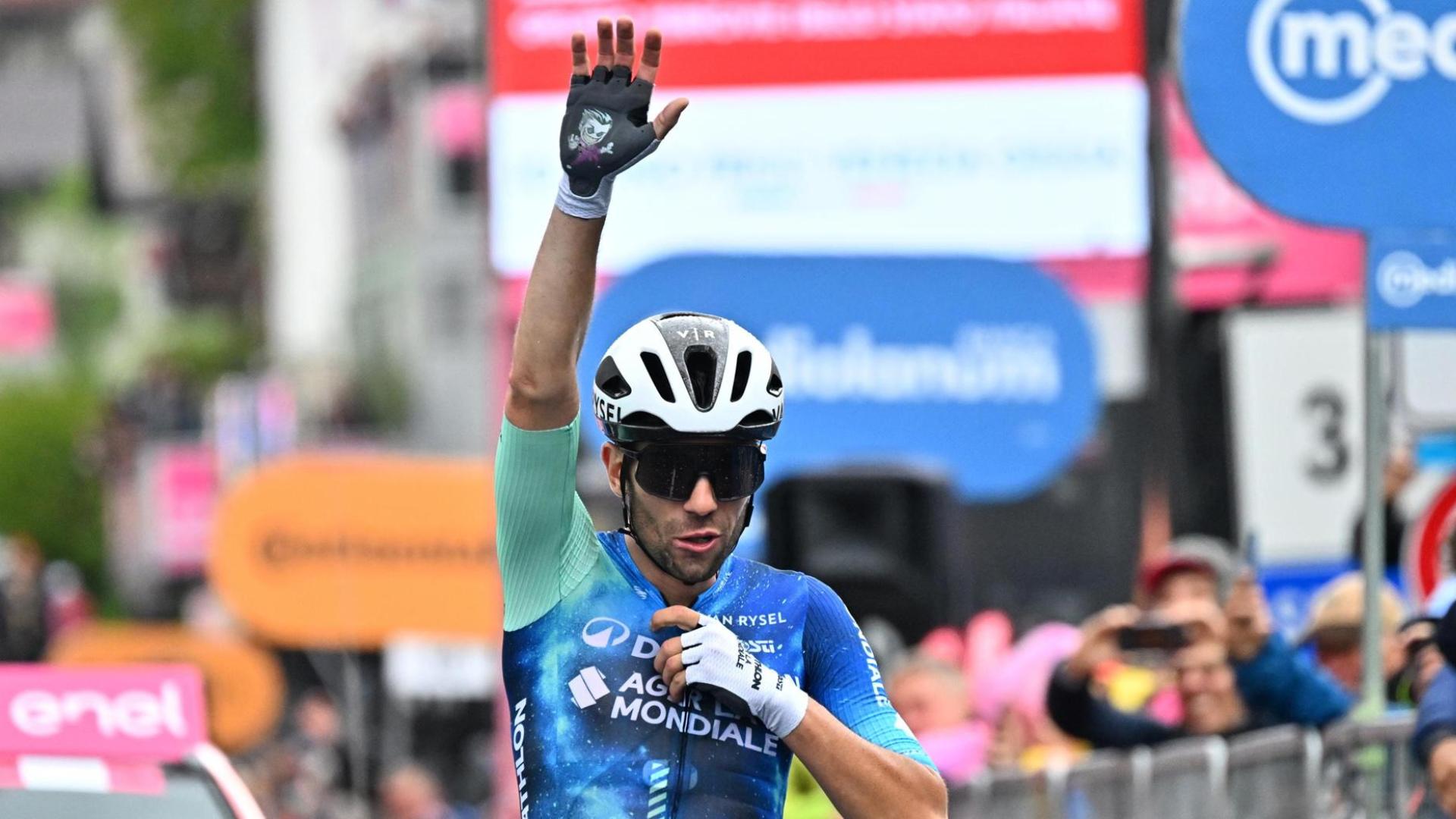 Andrea Vendrame celebra su triunfo en la 19ª etapa del Giro de Italia