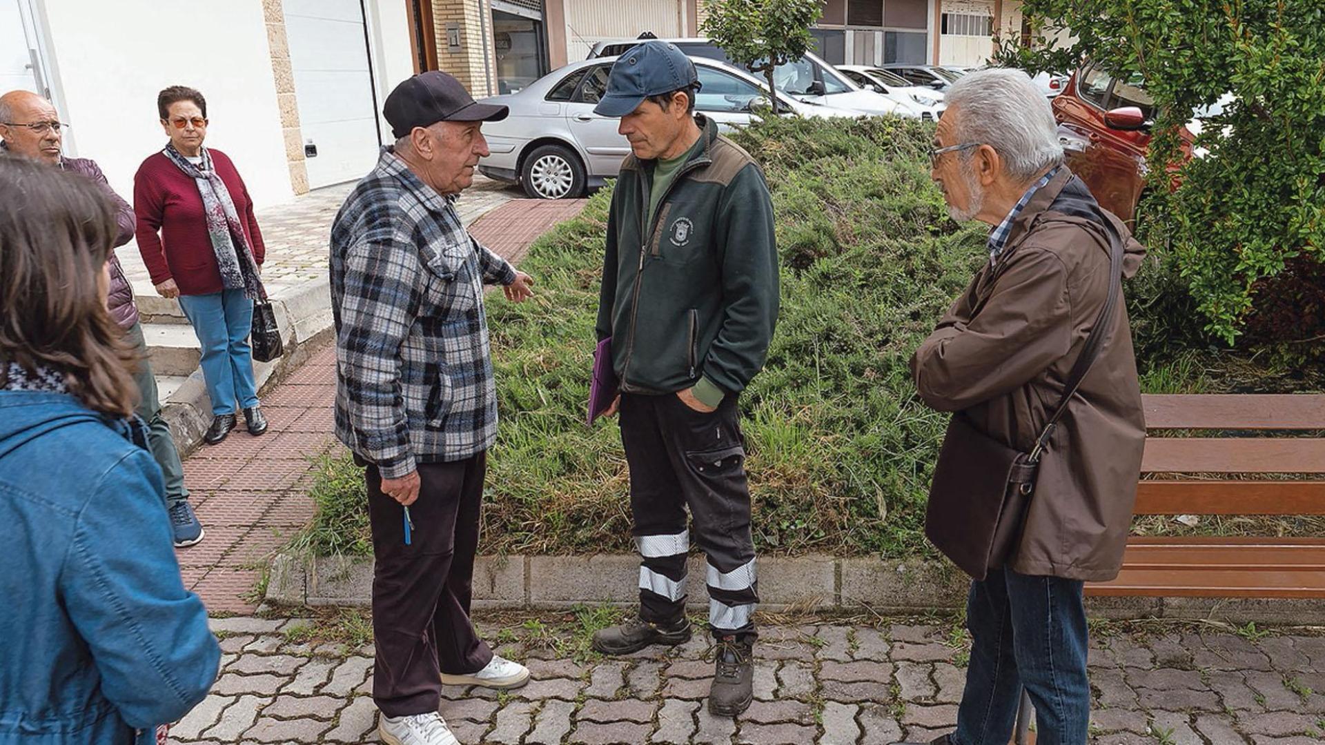 Uno de los vecinos señala al responsable de Jardinería del ayuntamiento la zona donde ha aparecido alguna rata en la plaza Río Urederra