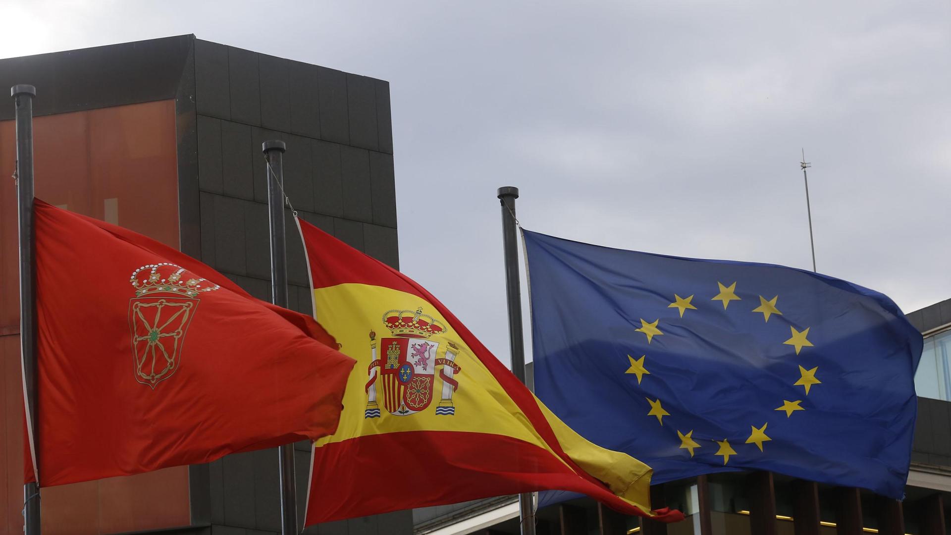 Las banderas de Navarra, España y Europa, ondeando en la Plaza de la Constitución, junto a Baluarte, en una imagen de archivo