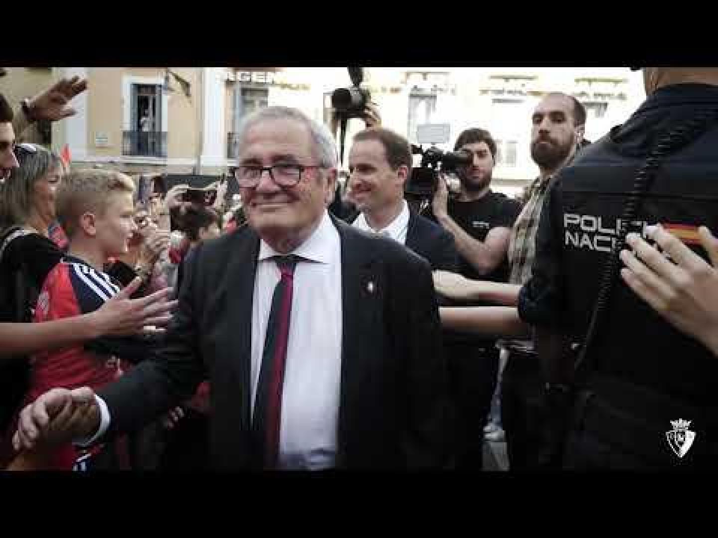 Imágenes del paso del técnico por el club navarro se han emitido a través de los videomarcadores de El Sadar