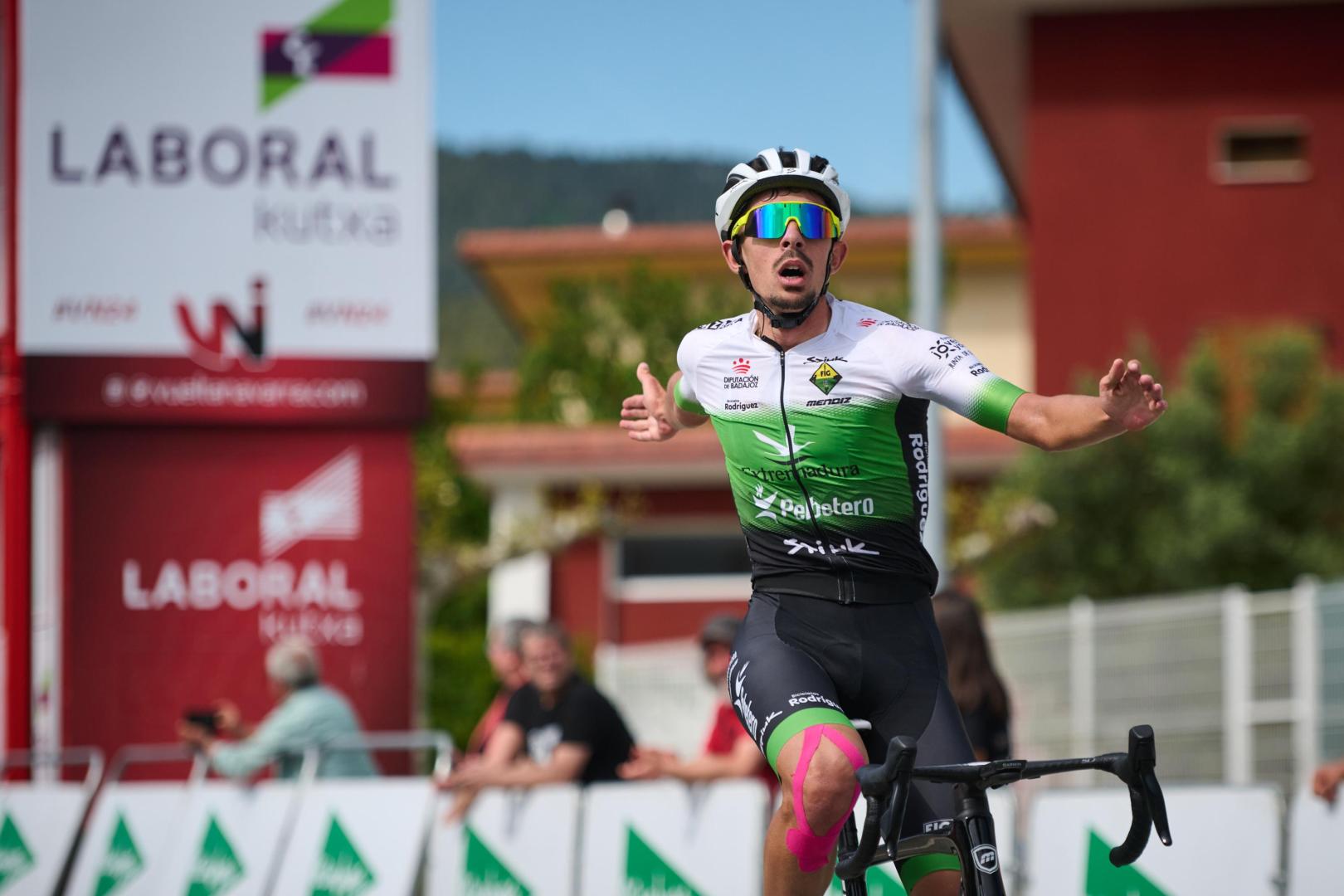 Álvarez celebra su victoria.