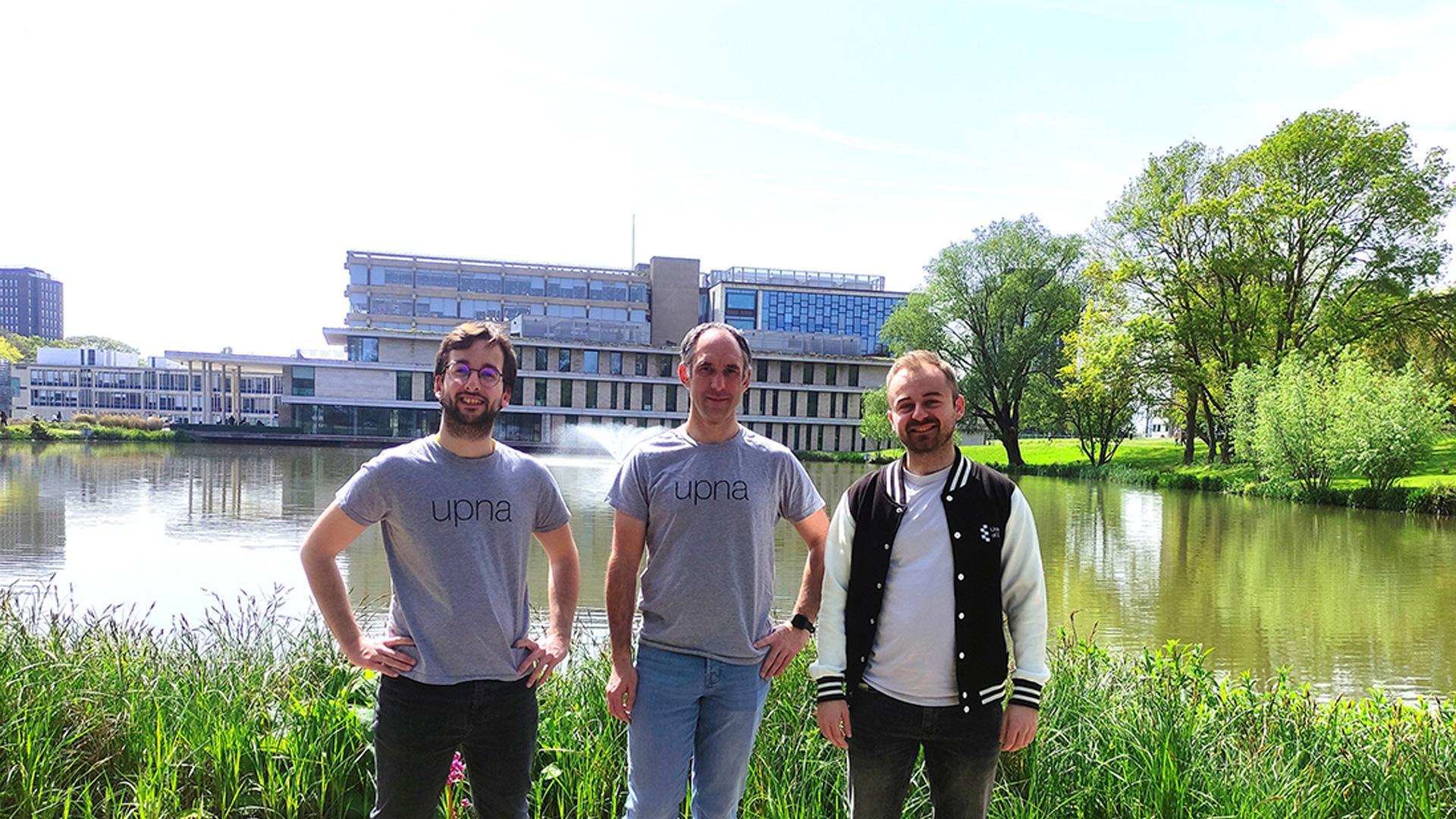 De izq. a dcha.: Iosu Rodríguez, Asier Urío y Javier Fumanal, en la Universidad de Essex (Inglaterra)