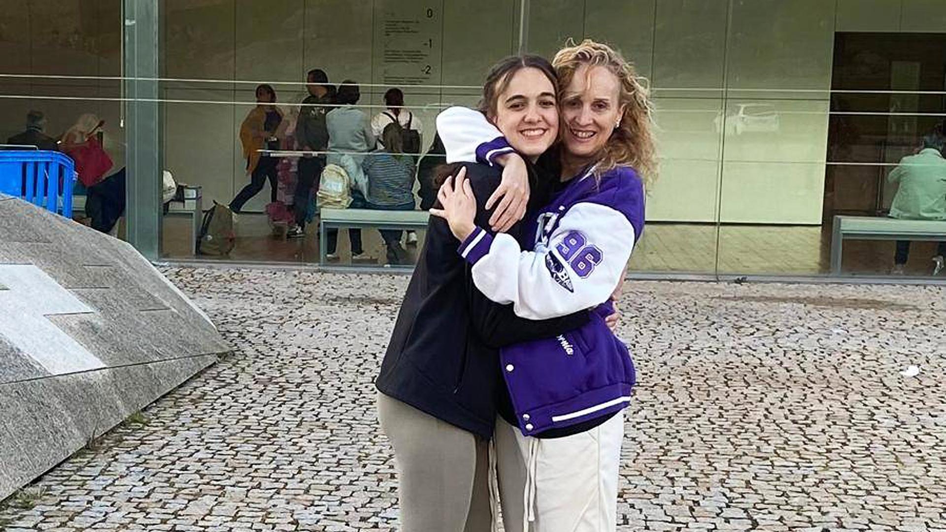 Madre e hija, abrazadas al conocer que irán juntas a la final