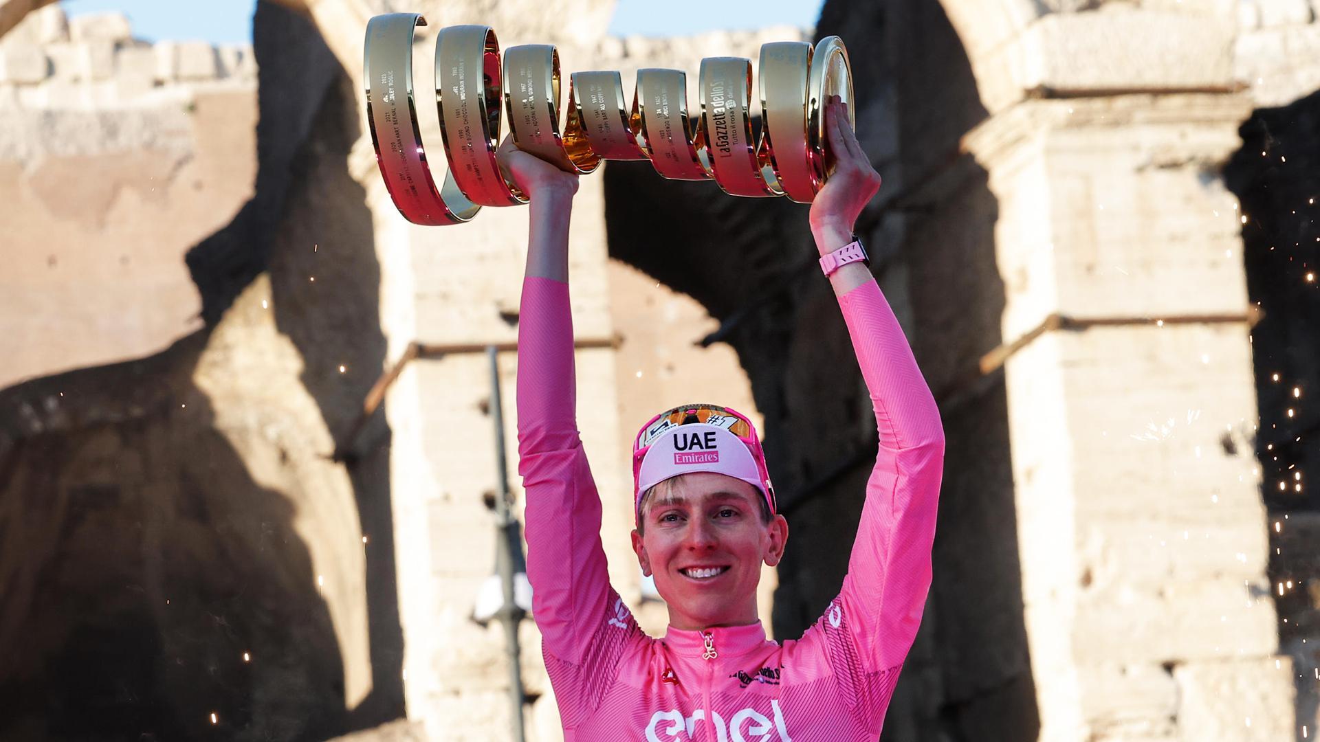 Tadej Pogacar levanta el trofeo tras imponerse como nuevo ganador del Giro de Italuia