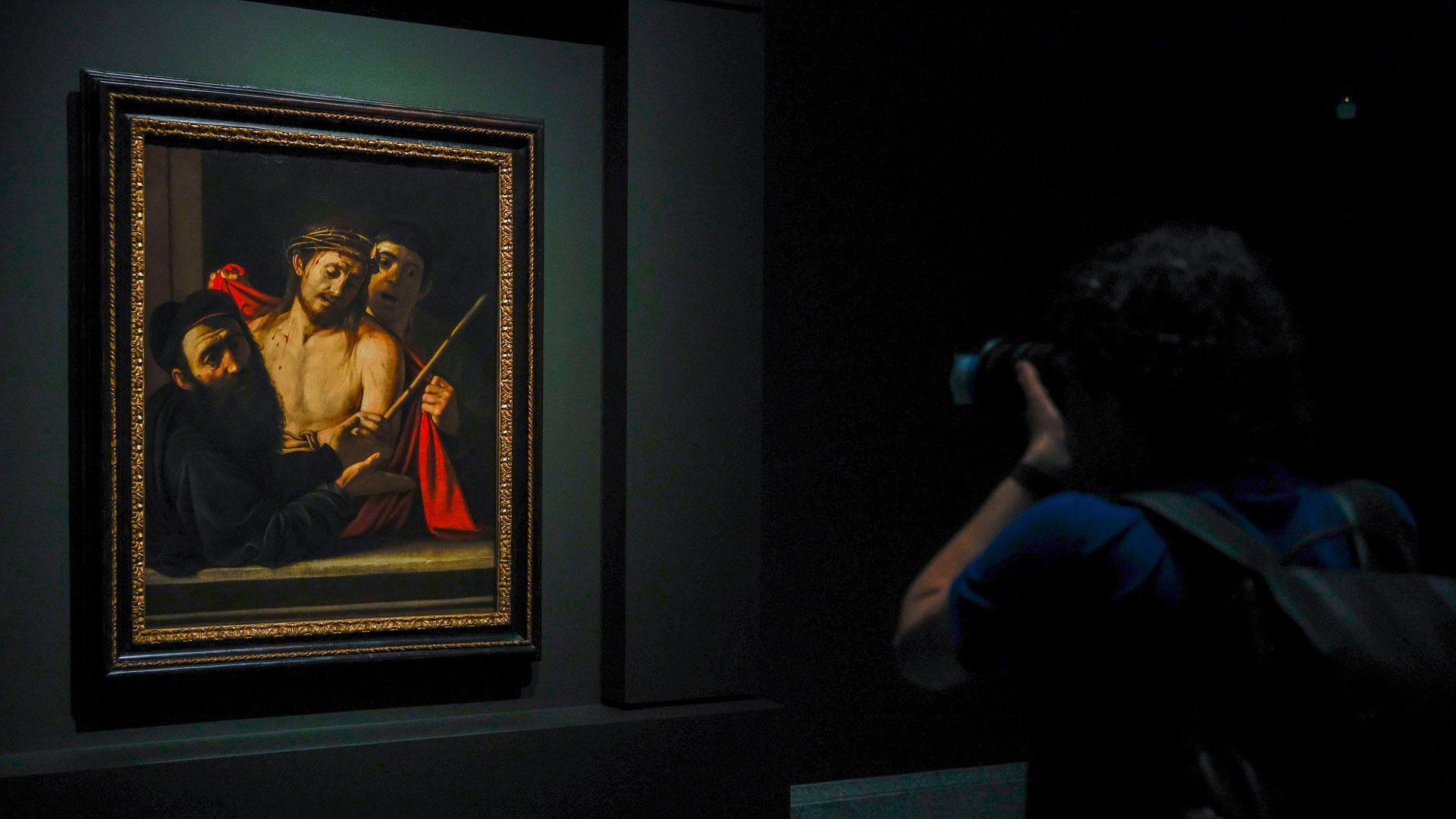 El Museo del Prado ha presenta este lunes el 'Ecce Homo' de Caravaggio, obra considerada "uno de los mayores descubrimientos de la historia del arte" desde que apareció en una subasta en 2021 falsamente atribuida al círculo de José de Ribera