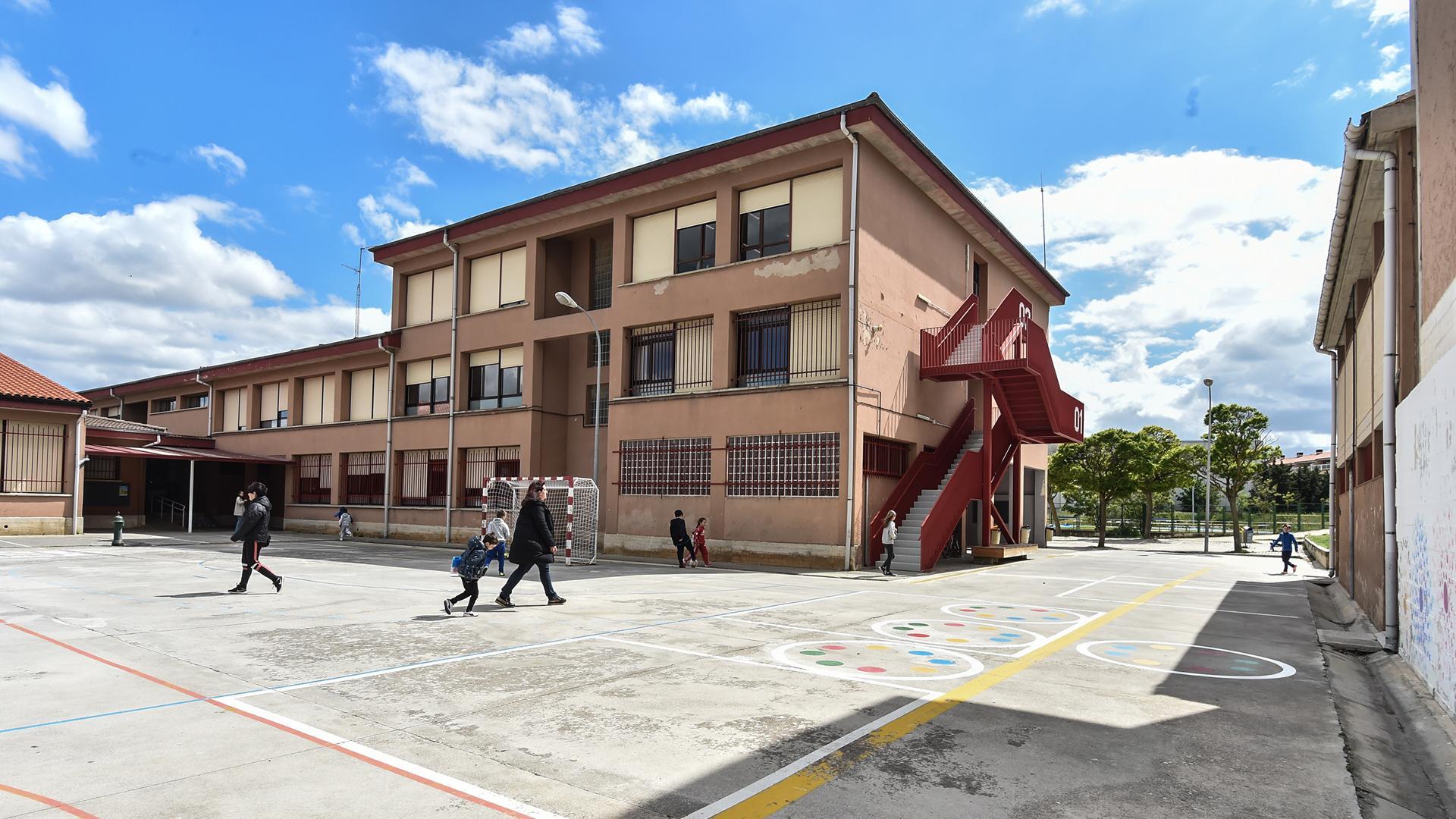 Vista de parte del patio del colegio público de Tafalla, las comarcales