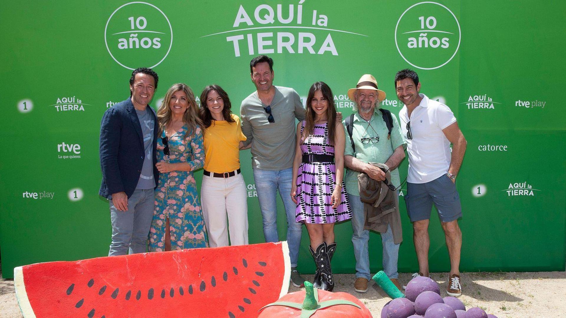 Equipo de 'Aquí la Tierra' celebrando el 10º aniversario del programa