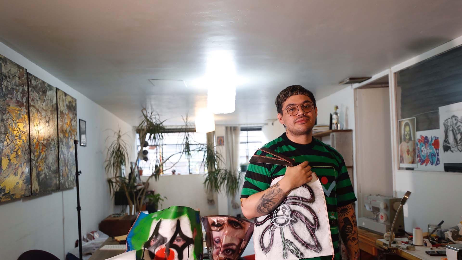 El diseñador Camilo Morales, con una de las bolsas que ha diseñado