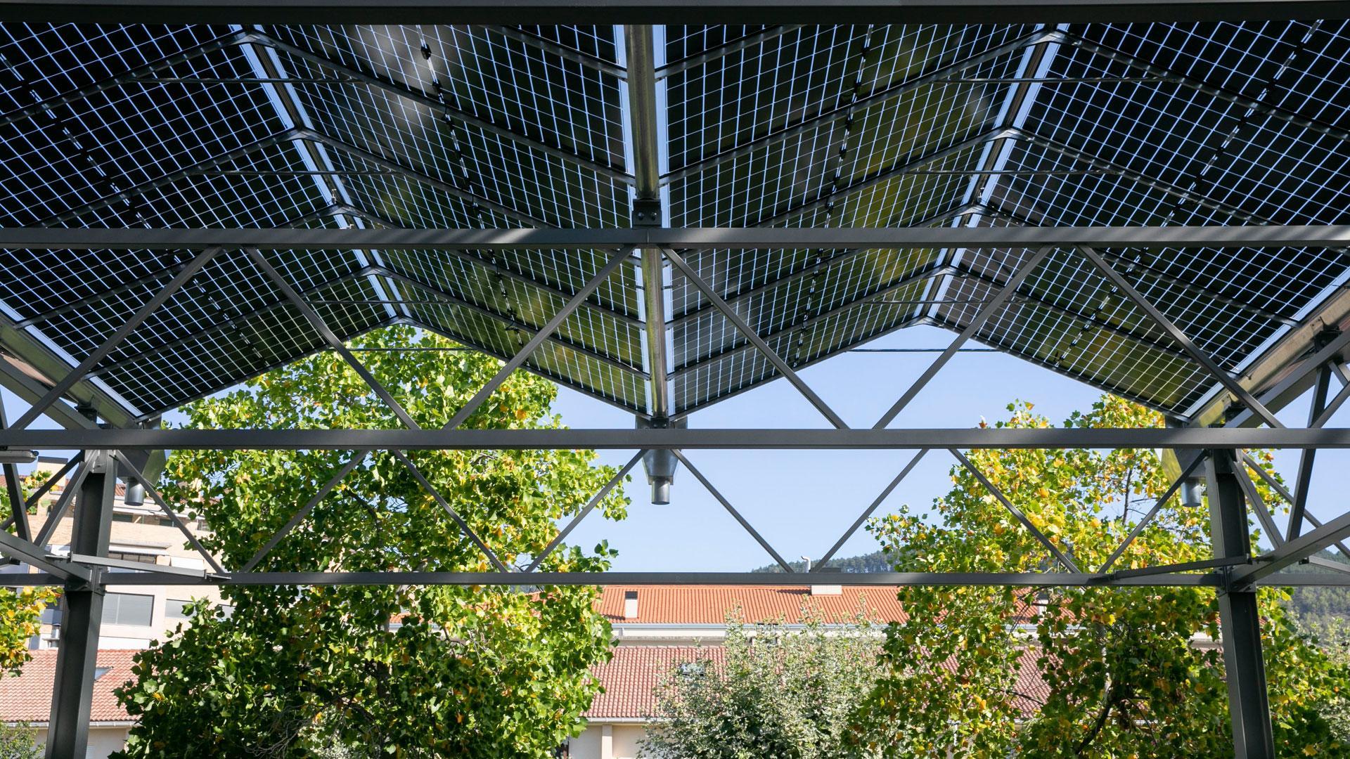 Parking solar con instalación fotovoltaica en el colegio Cardenal Ilundáin de Pamplona