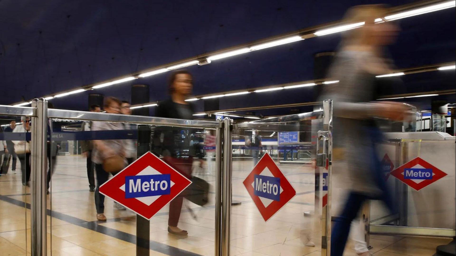 Varias personas accediendo al Metro de Madrid